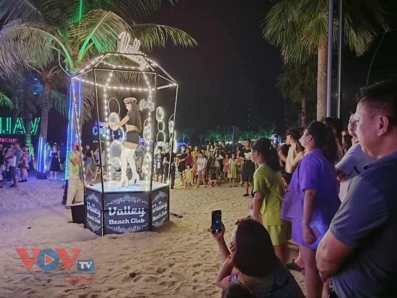 Quảng Ninh: Cần điều chỉnh hoạt động biểu diễn trên bãi biển công cộng - Ảnh 2.