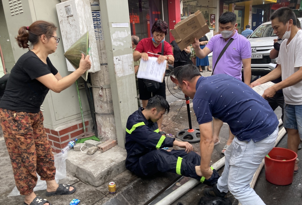 Cháy nhà dân trong ngõ Thổ Quan (Hà Nội) khiến 3 người tử vong - Ảnh 2.