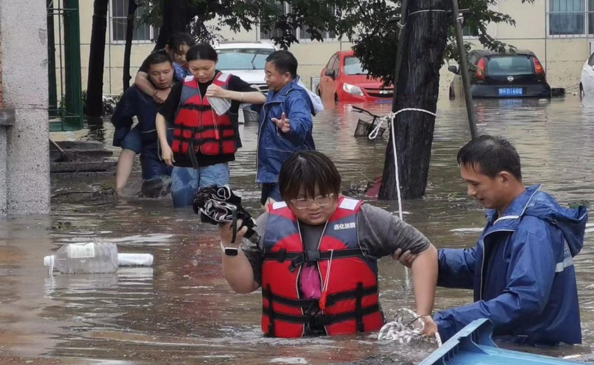 Chủ tịch Trung Quốc yêu cầu giảm thiểu số người thương vong do mưa lũ - Ảnh 1.