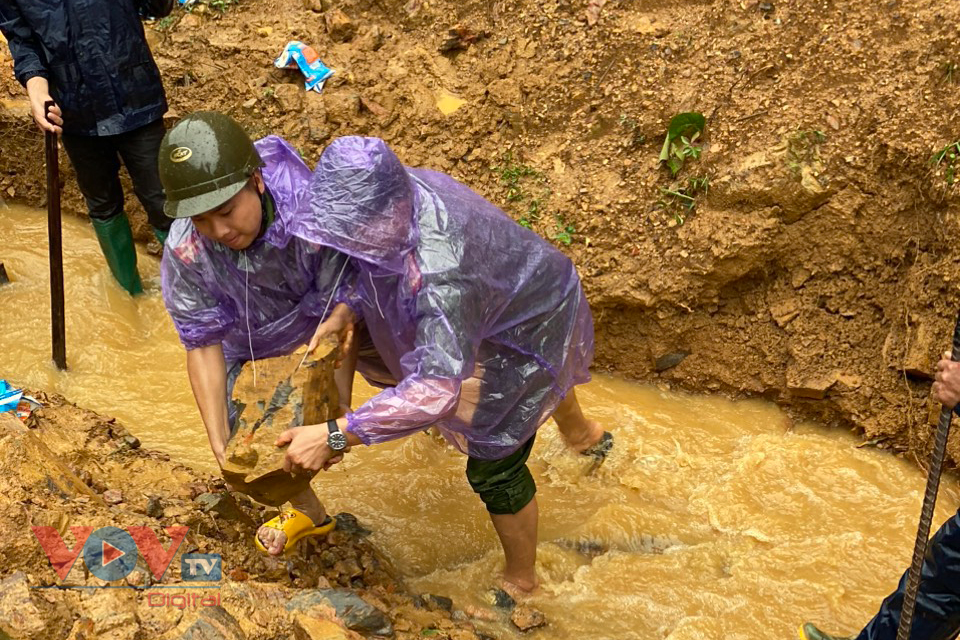 Công an Lai Châu dầm mưa giúp dân khắc phục hậu quả mưa lũ - Ảnh 1.