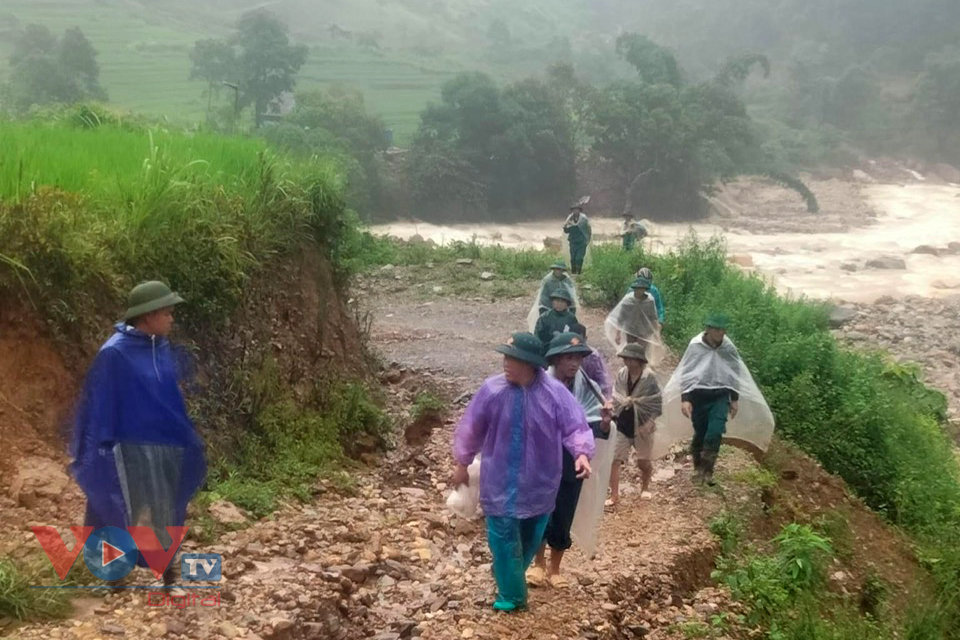 Công an Lai Châu dầm mưa giúp dân khắc phục hậu quả mưa lũ - Ảnh 2.