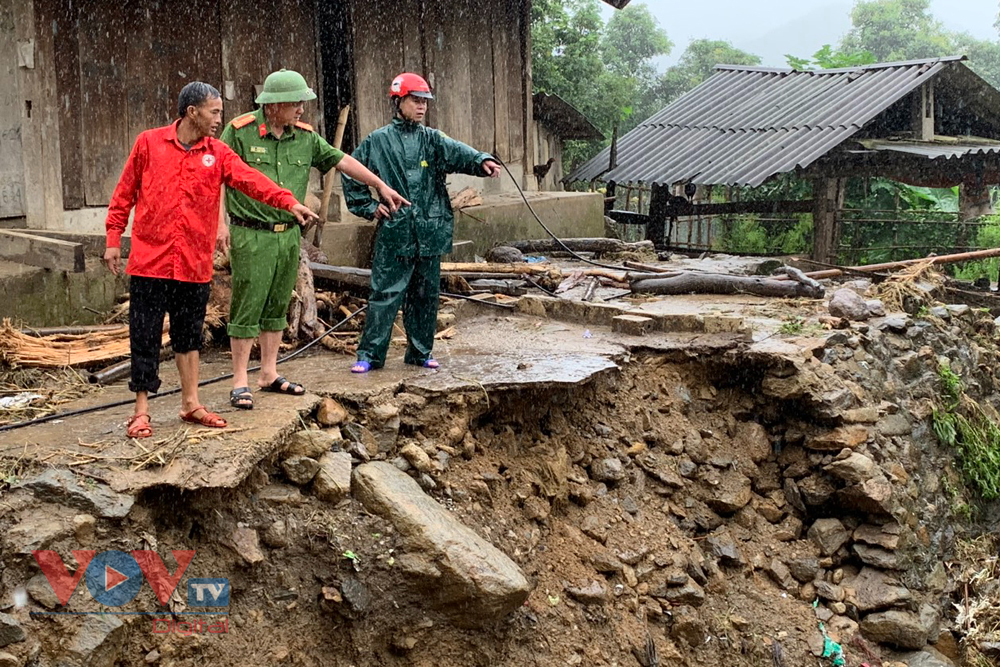 Công an Lai Châu dầm mưa giúp dân khắc phục hậu quả mưa lũ - Ảnh 3.