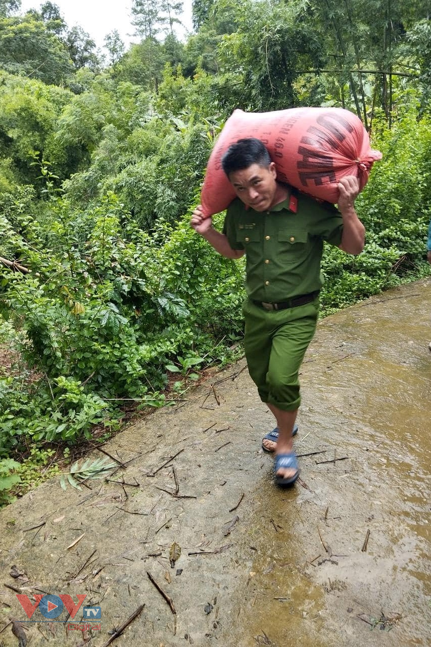 Công an Lai Châu dầm mưa giúp dân khắc phục hậu quả mưa lũ - Ảnh 6.