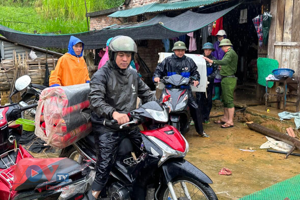 Công an Lai Châu dầm mưa giúp dân khắc phục hậu quả mưa lũ - Ảnh 8.