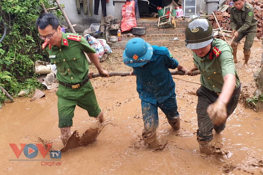 Công an Lai Châu dầm mưa giúp dân khắc phục hậu quả mưa lũ - Ảnh 10.