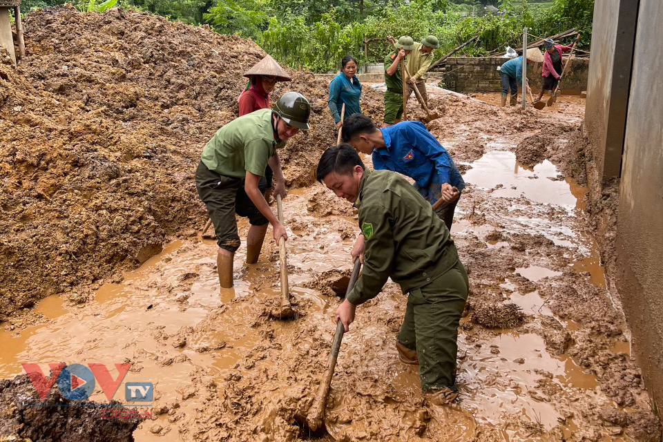 Công an Lai Châu dầm mưa giúp dân khắc phục hậu quả mưa lũ - Ảnh 11.
