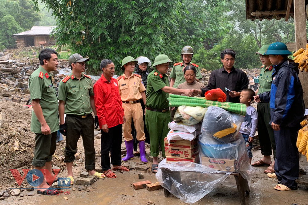 Công an Lai Châu dầm mưa giúp dân khắc phục hậu quả mưa lũ - Ảnh 14.