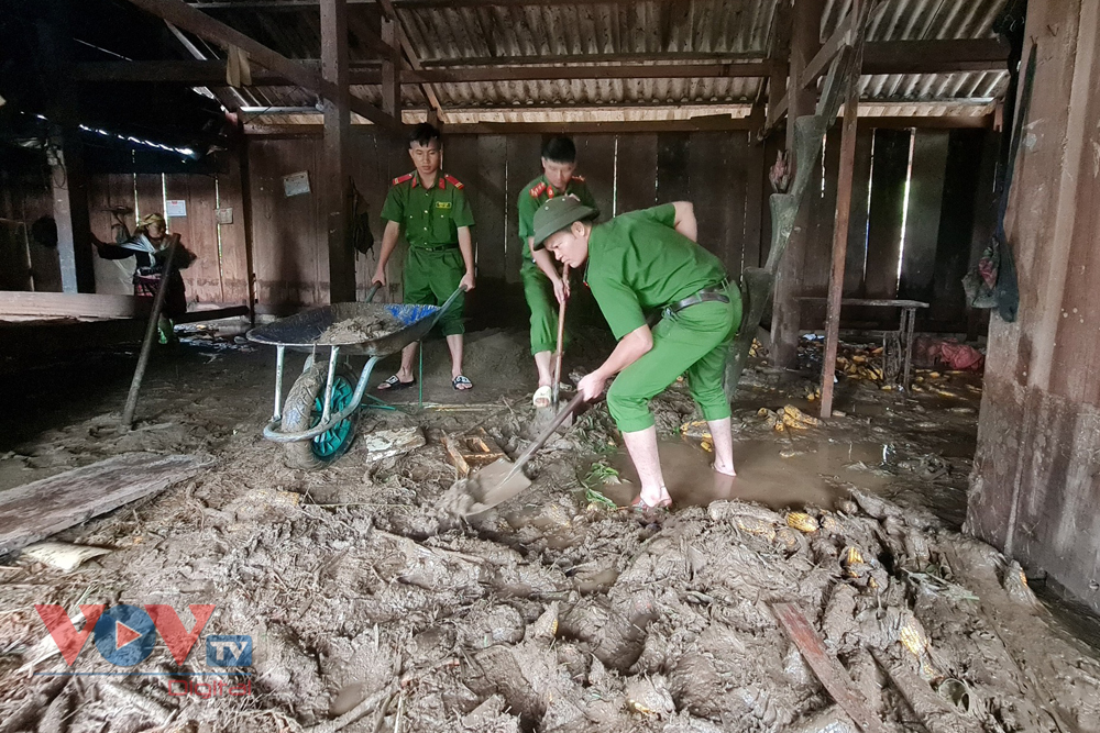 Công an Lai Châu dầm mưa giúp dân khắc phục hậu quả mưa lũ - Ảnh 15.