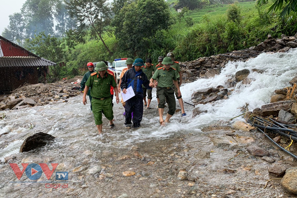 Công an Lai Châu dầm mưa giúp dân khắc phục hậu quả mưa lũ - Ảnh 17.