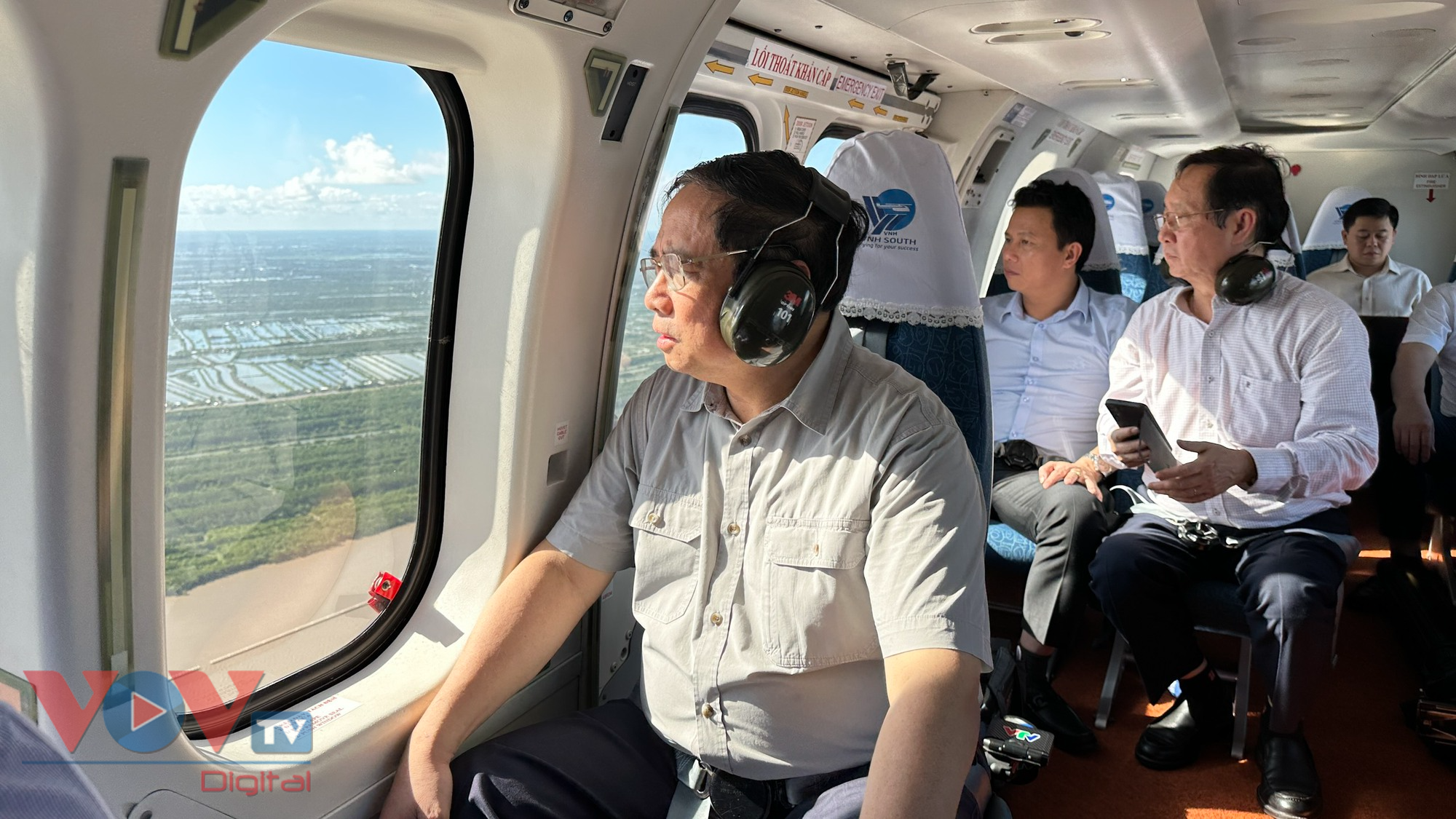 Thủ tướng Phạm Minh Chính khảo sát thực tế tình hình sạt lở tại các tỉnh Cà Mau, Kiên Giang, An Giang, Đồng Tháp - Ảnh 1.
