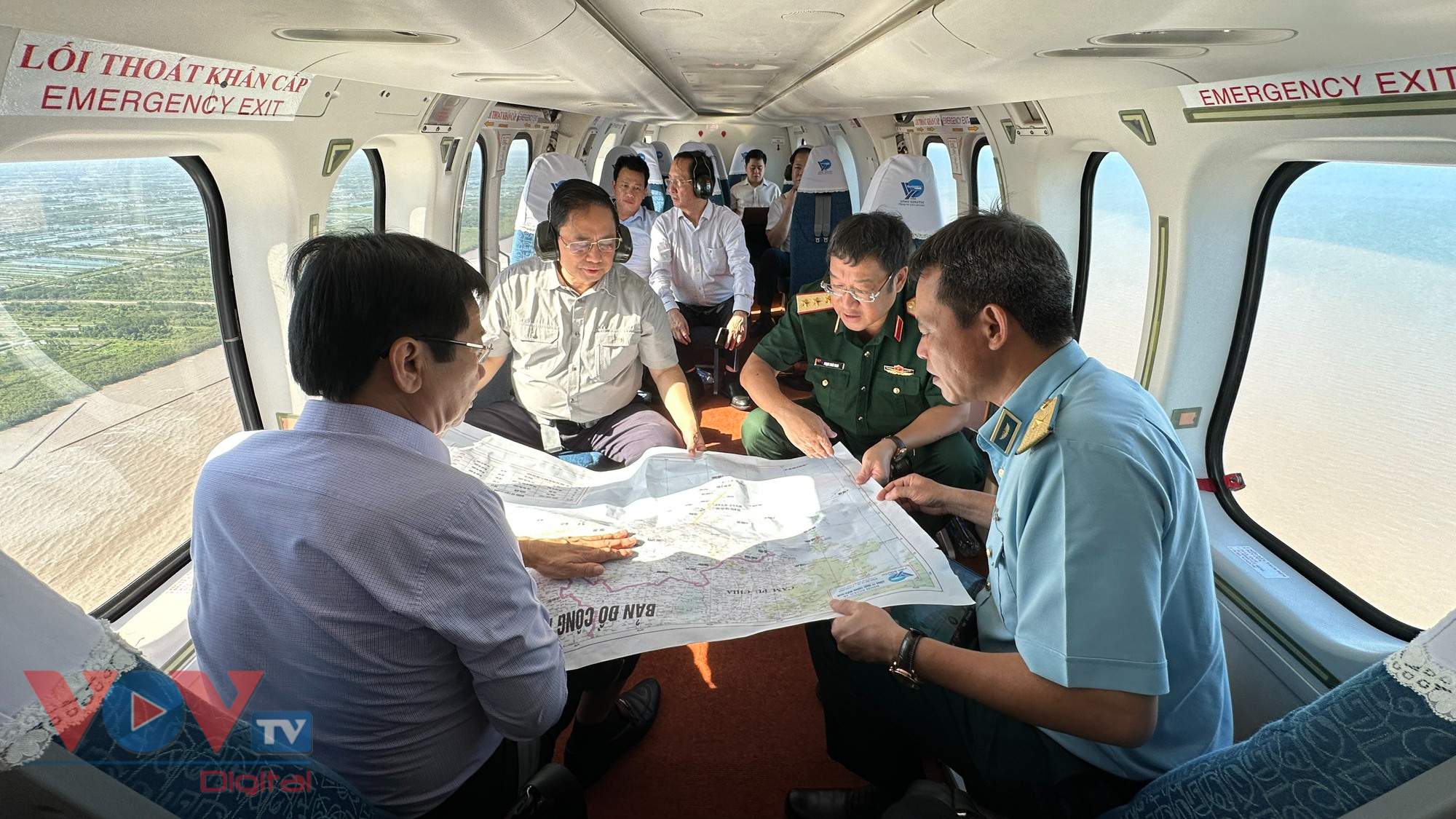 Thủ tướng Phạm Minh Chính khảo sát thực tế tình hình sạt lở tại các tỉnh Cà Mau, Kiên Giang, An Giang, Đồng Tháp - Ảnh 2.