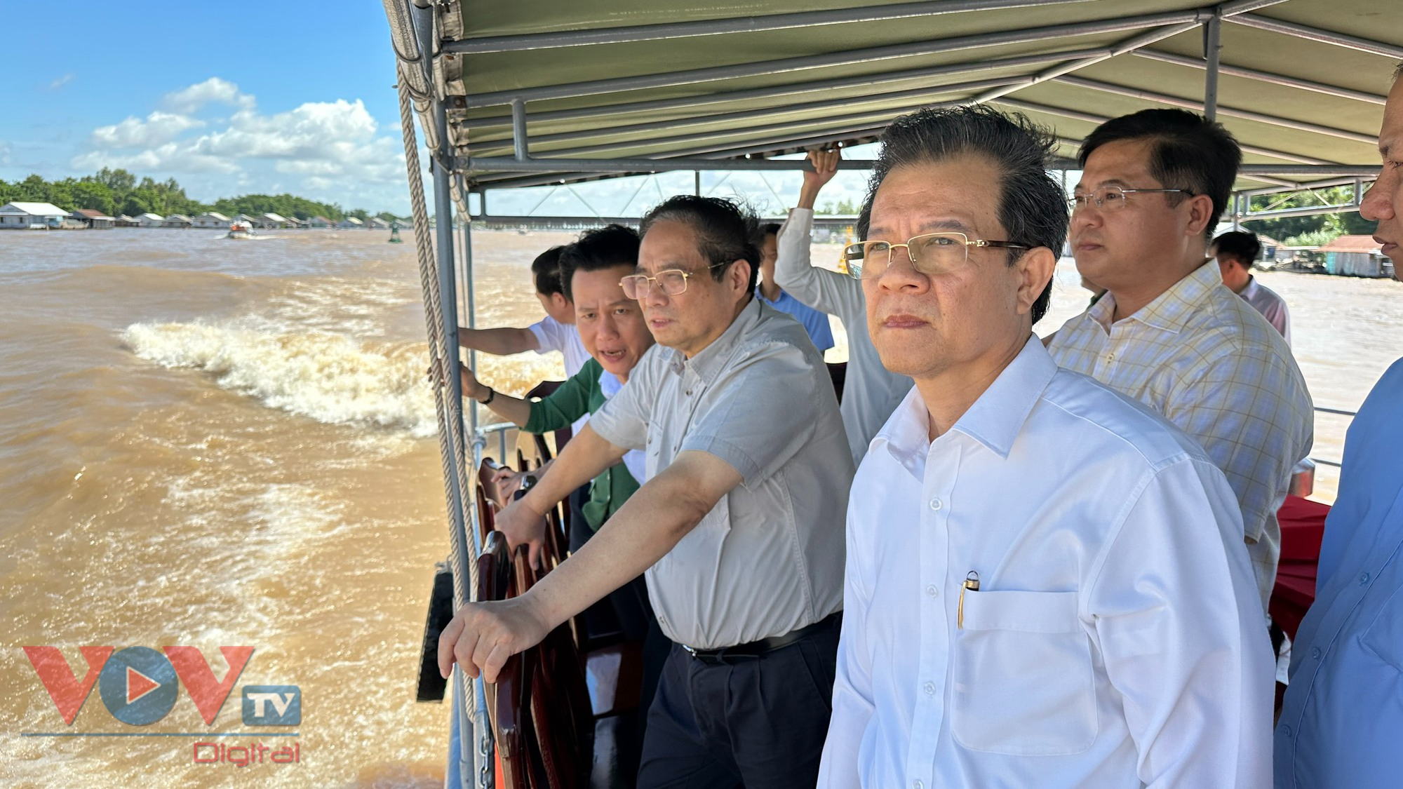 Thủ tướng Phạm Minh Chính khảo sát thực tế tình hình sạt lở tại các tỉnh Cà Mau, Kiên Giang, An Giang, Đồng Tháp - Ảnh 6.