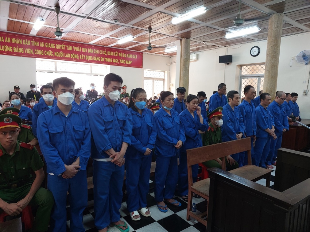 Tuyên án Nguyễn Thị Kim Hạnh cùng 24 đồng phạm vụ buôn lậu 51 kg vàng - Ảnh 2.