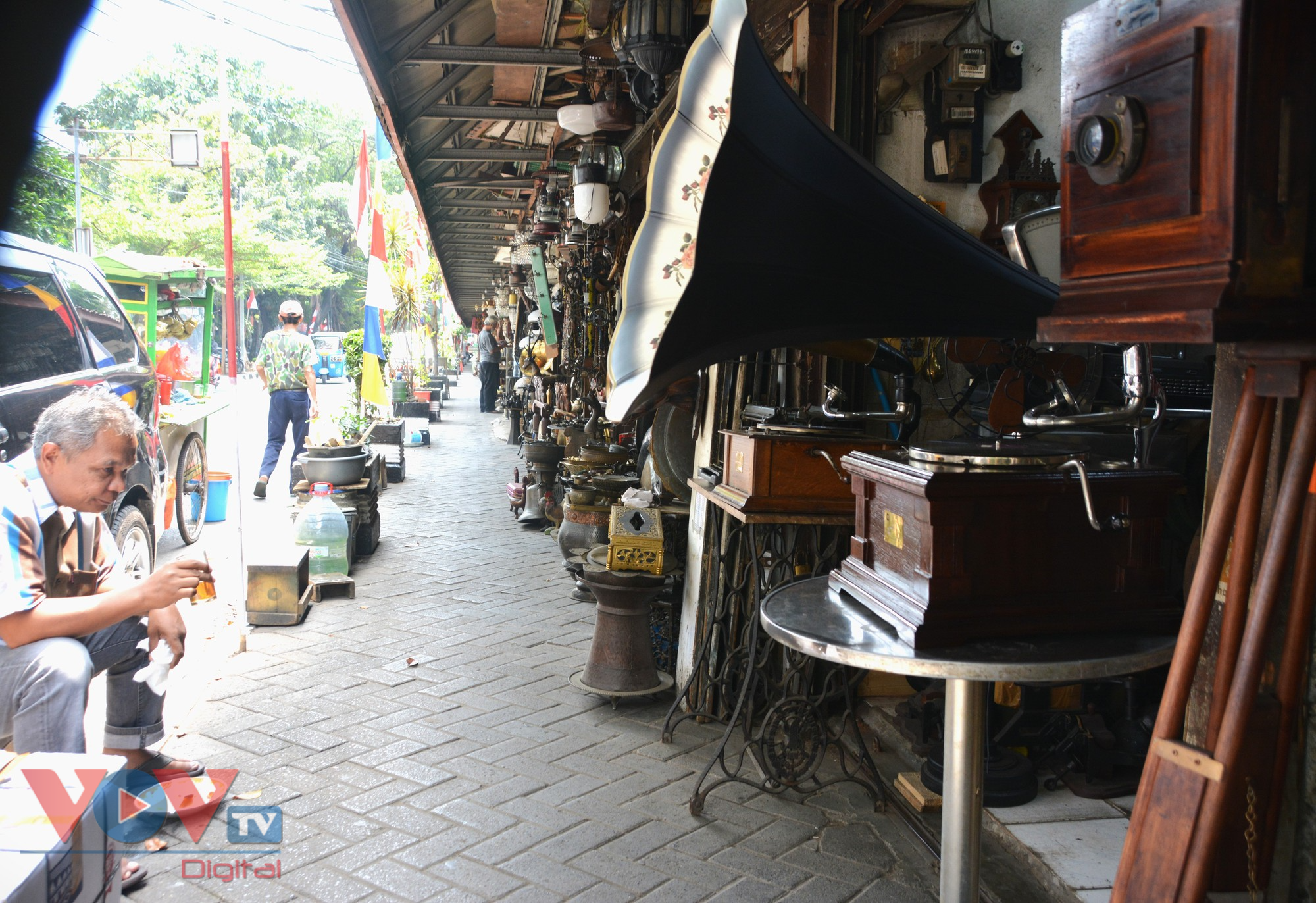 Khám phá khu chợ đồ cổ ở Jakarta - Ảnh 1.