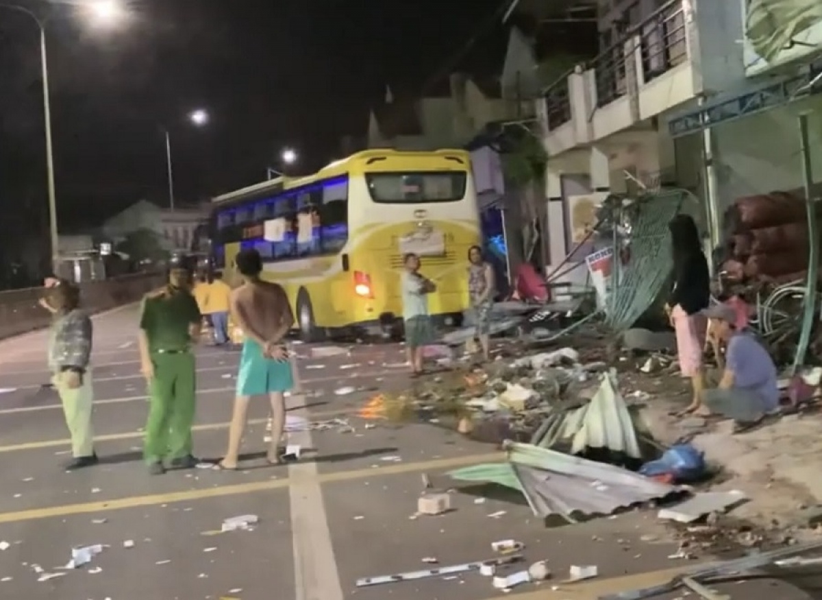 Xe khách mất lái tông vào 9 nhà dân ven Quốc lộ 1A ở Bình Thuận - Ảnh 1.