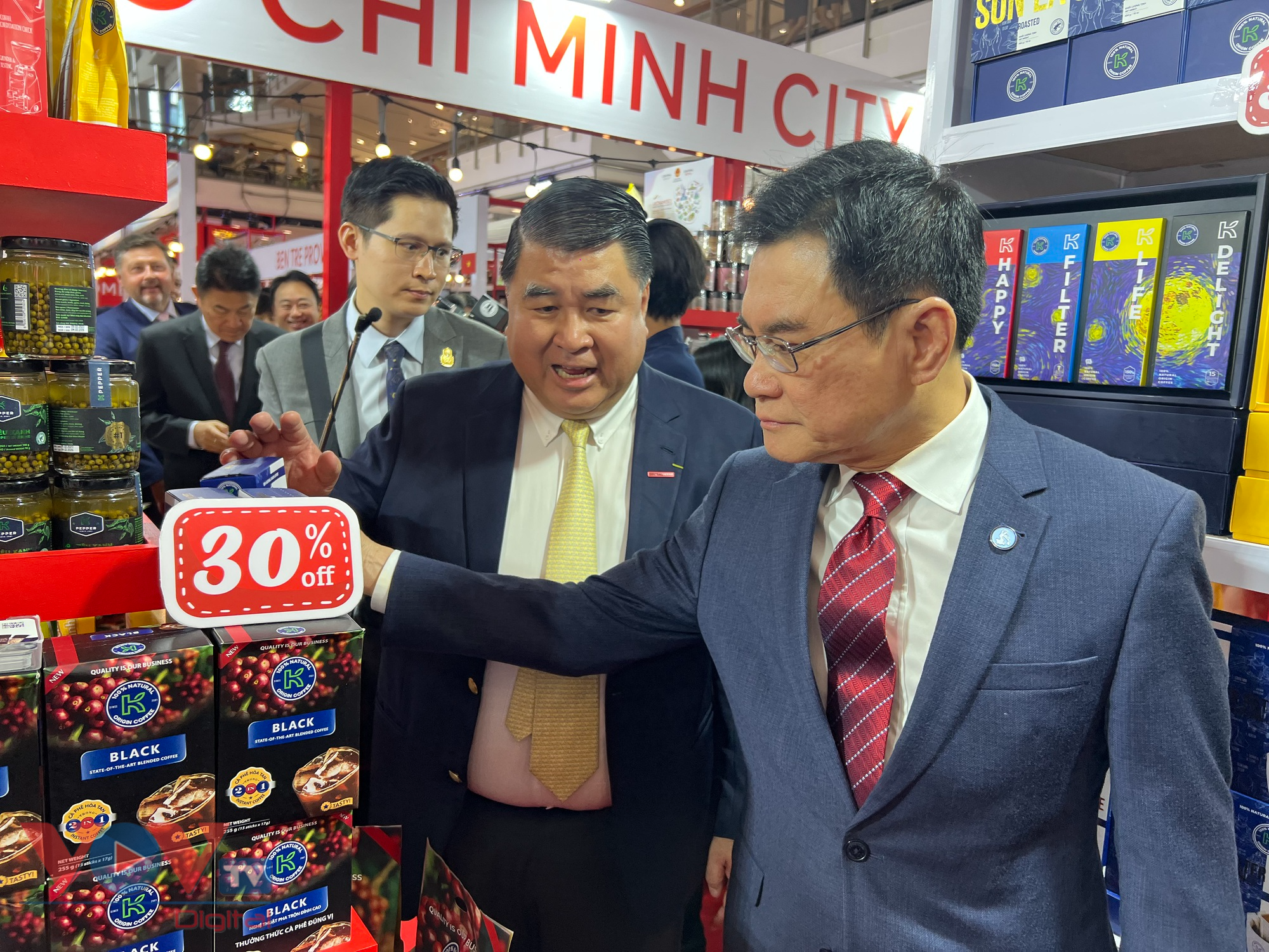 Phó Thủ tướng Thái Lan thăm quan các gian hàng.jpg