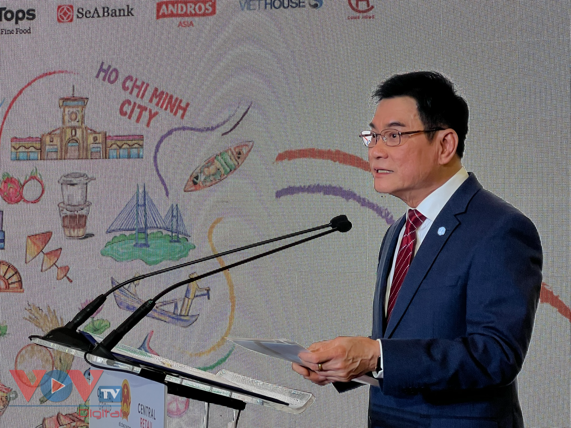 Phó Thủ tướng, Bộ trưởng Thương mại Thái Lan Jurin phát biểu khai trương Tuần hàng.jpg