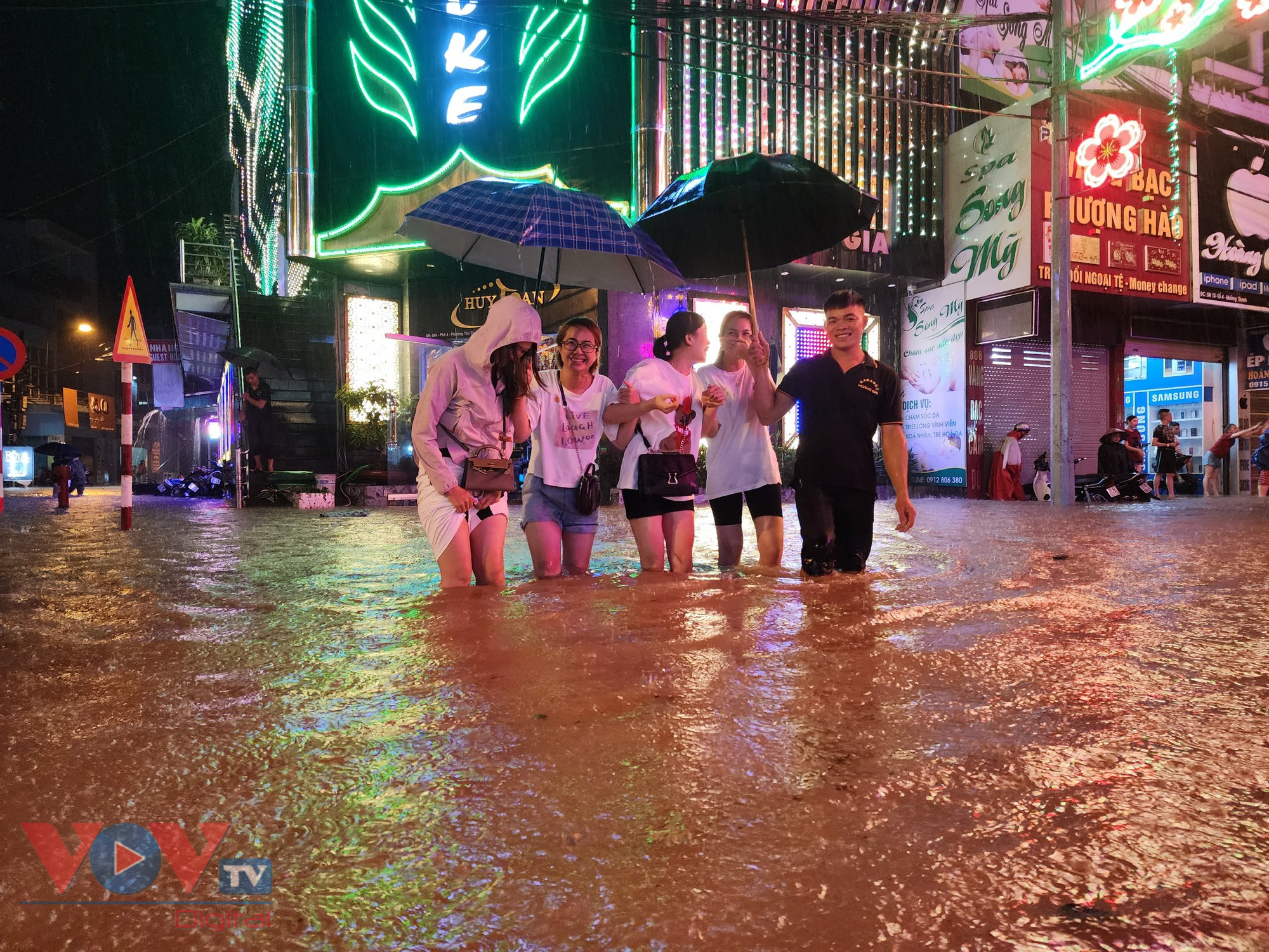 Mưa lớn, thành phố Điện Biên Phủ ngập sâu trong biển nước - Ảnh 2.