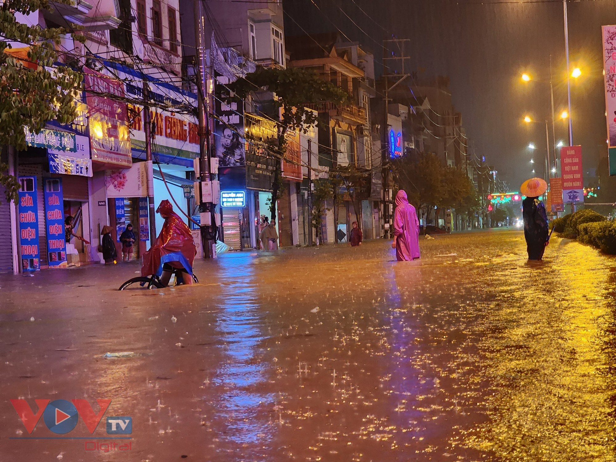 Mưa lớn, thành phố Điện Biên Phủ ngập sâu trong biển nước - Ảnh 3.