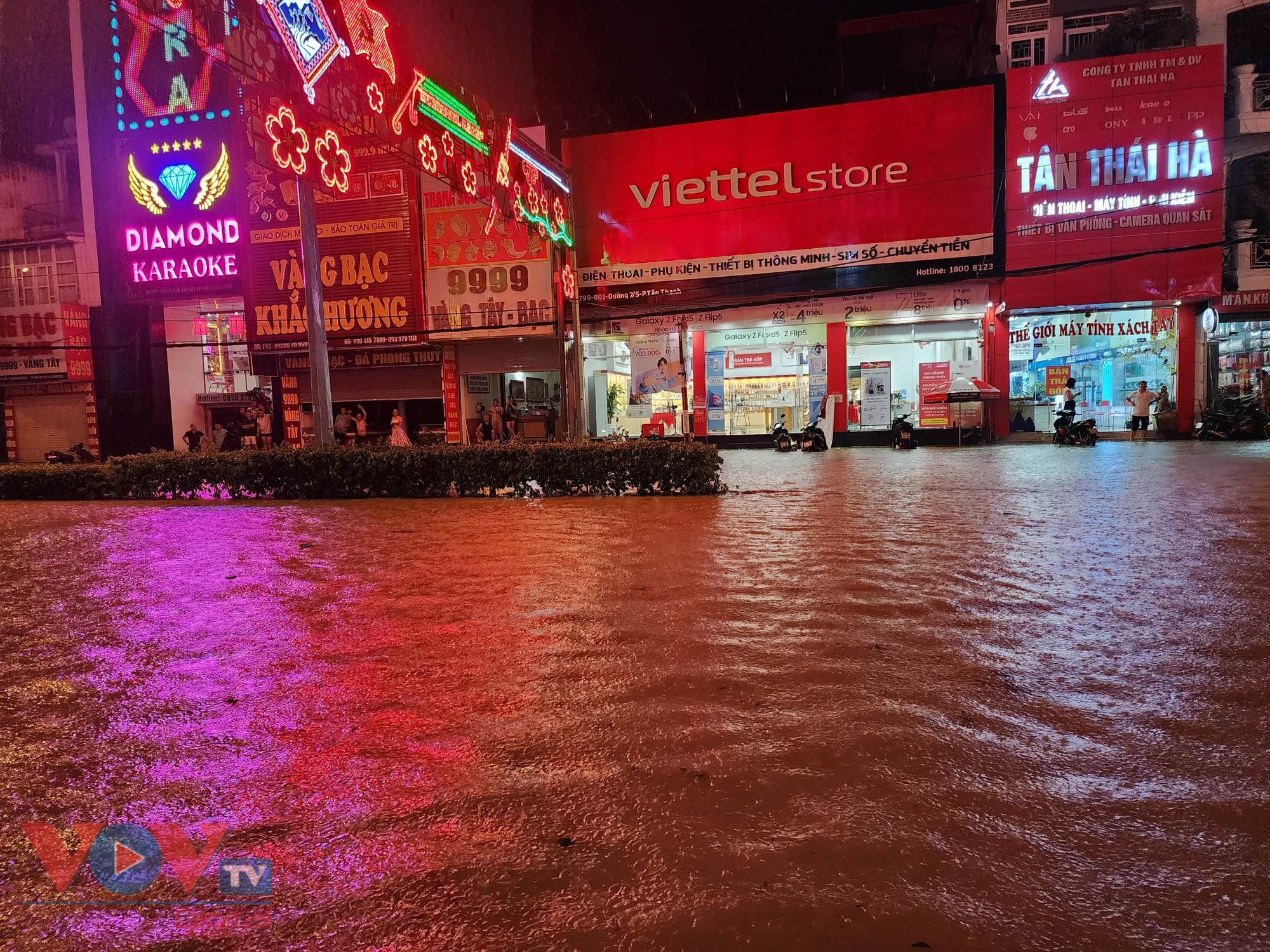 Mưa lớn, thành phố Điện Biên Phủ ngập sâu trong biển nước - Ảnh 4.