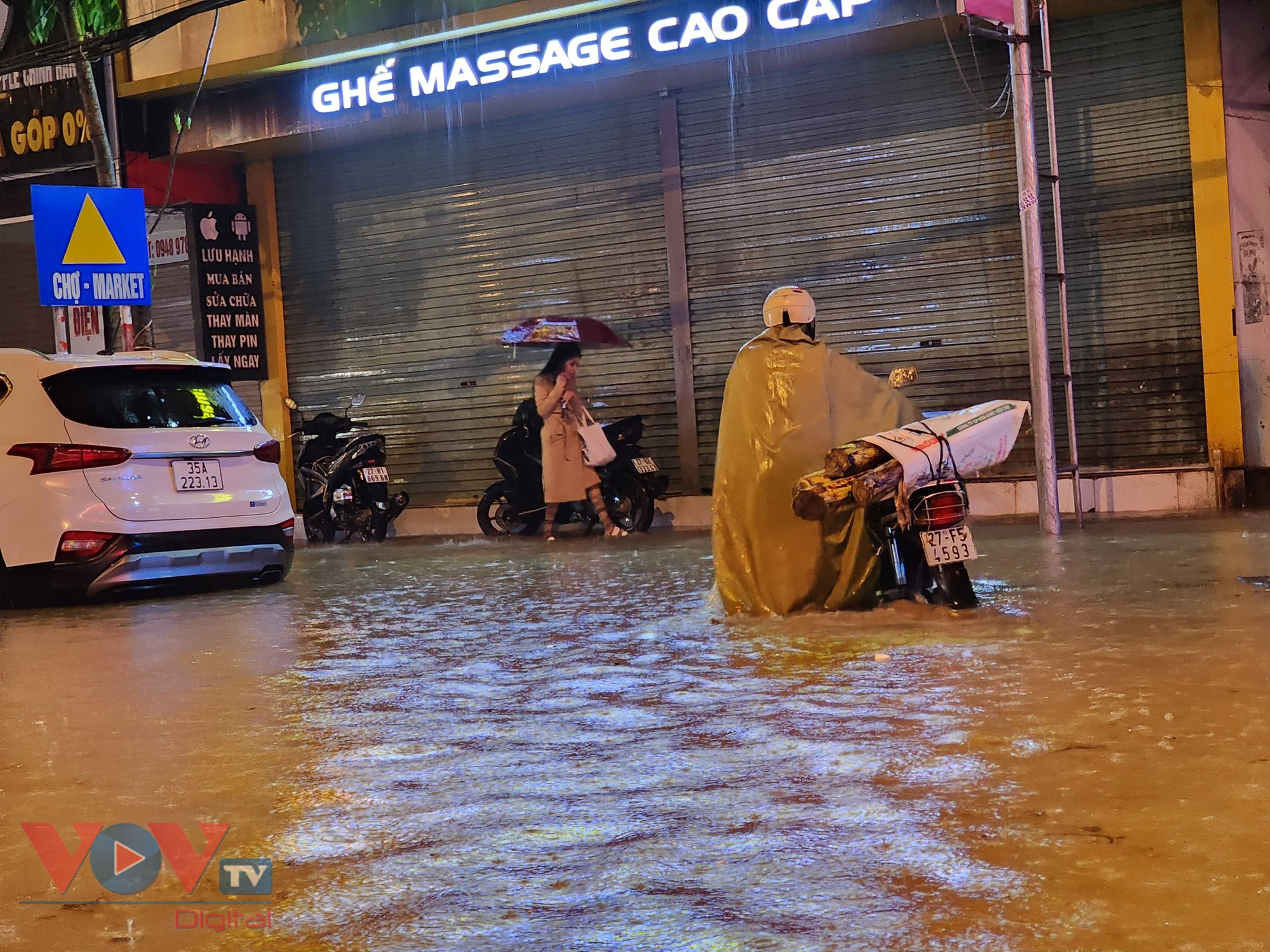 Mưa lớn, thành phố Điện Biên Phủ ngập sâu trong biển nước - Ảnh 5.