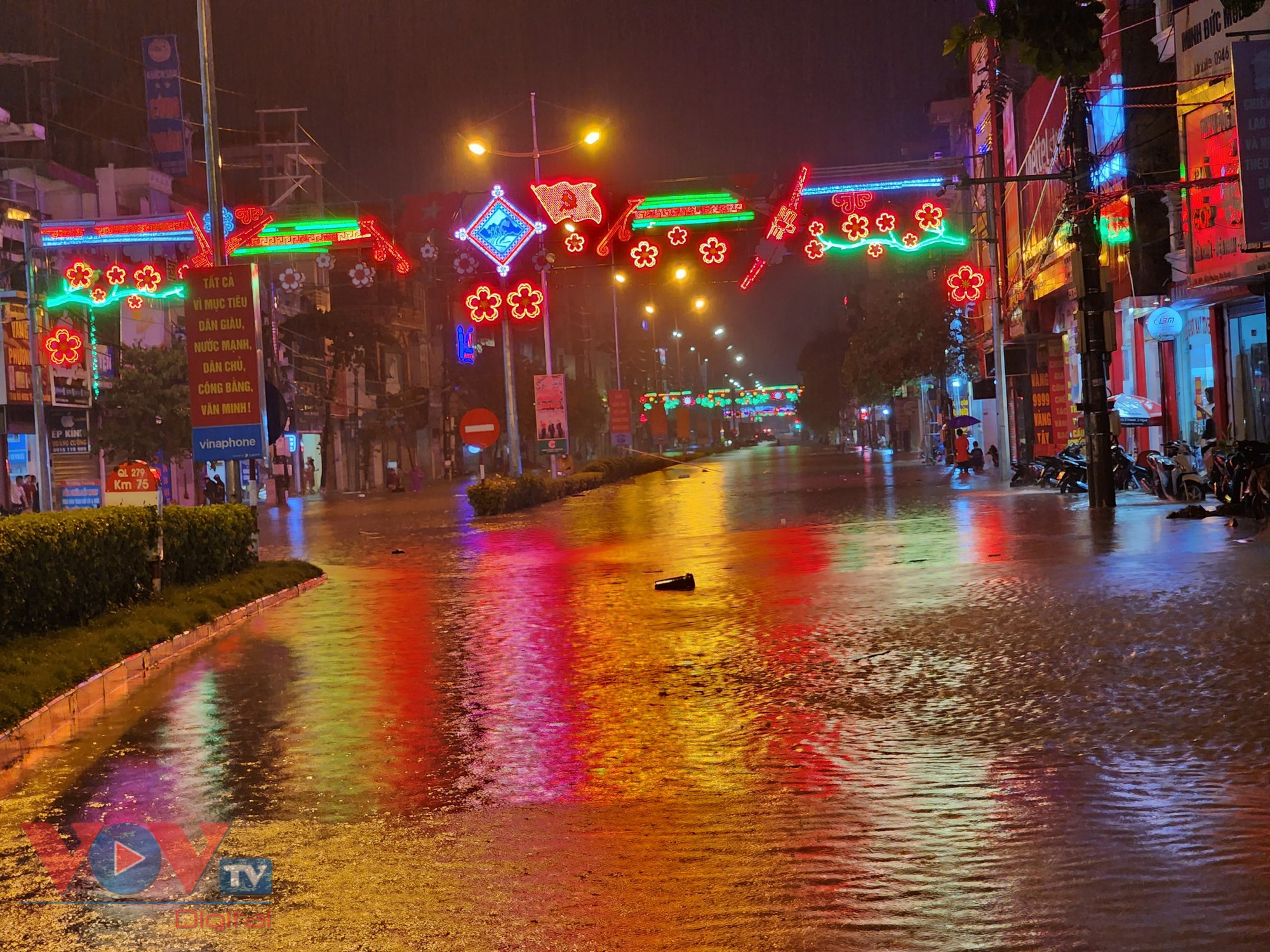 Mưa lớn, thành phố Điện Biên Phủ ngập sâu trong biển nước - Ảnh 6.