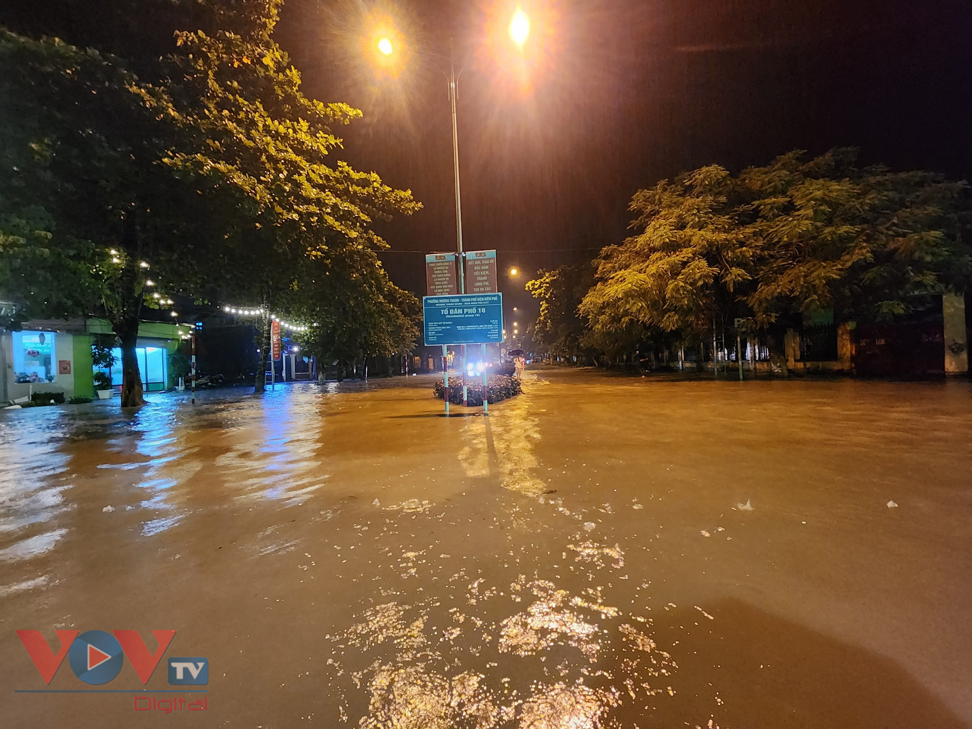 Mưa lớn, thành phố Điện Biên Phủ ngập sâu trong biển nước - Ảnh 8.