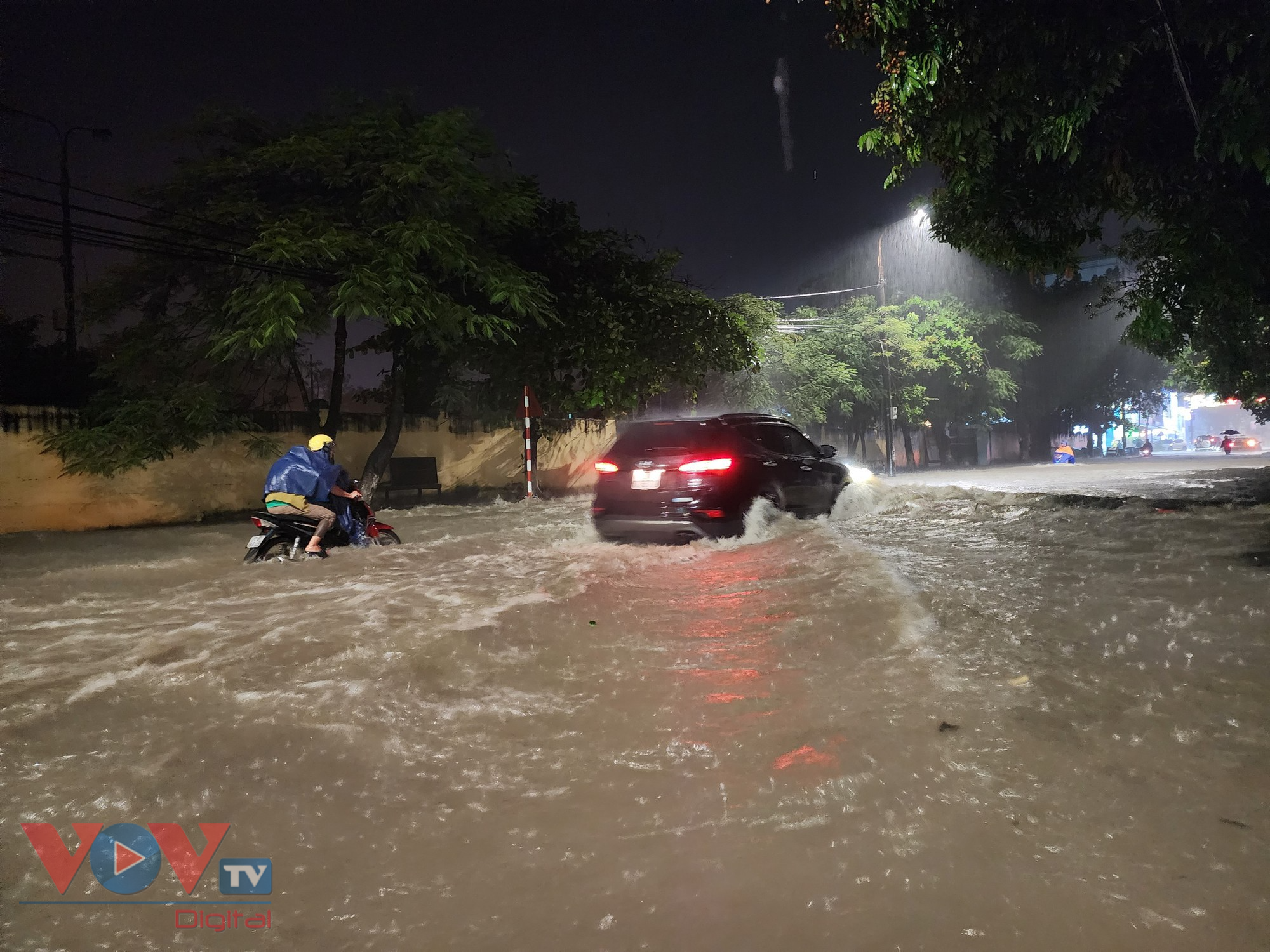 Mưa lớn, thành phố Điện Biên Phủ ngập sâu trong biển nước - Ảnh 10.