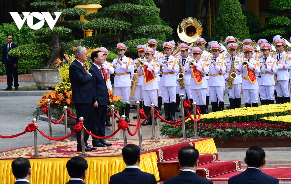 Chủ tịch nước Võ Văn Thưởng chủ trì lễ đón trọng thể Tổng thống Kazakhstan - Ảnh 2.