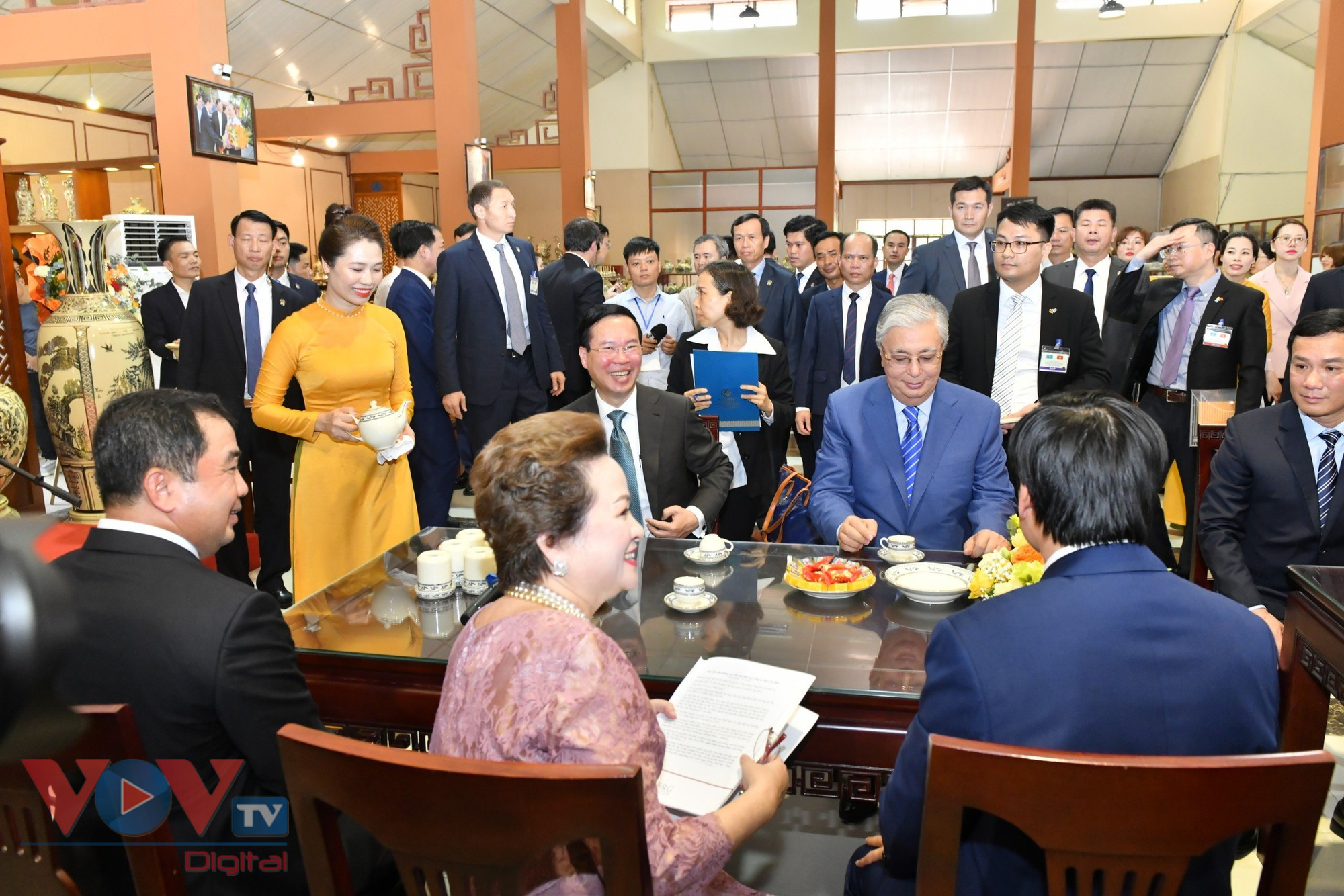 Chủ tịch nước Võ Văn Thưởng và Tổng thống Kazakhstan thăm làng nghề gốm Chu Đậu - Ảnh 1.