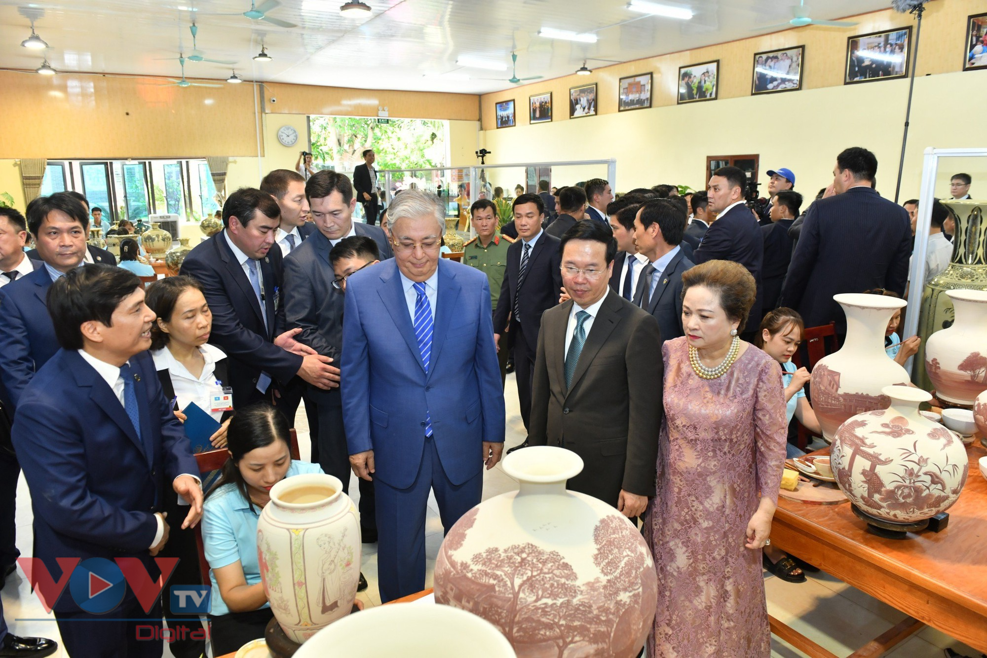 Chủ tịch nước Võ Văn Thưởng và Tổng thống Kazakhstan thăm làng nghề gốm Chu Đậu - Ảnh 2.