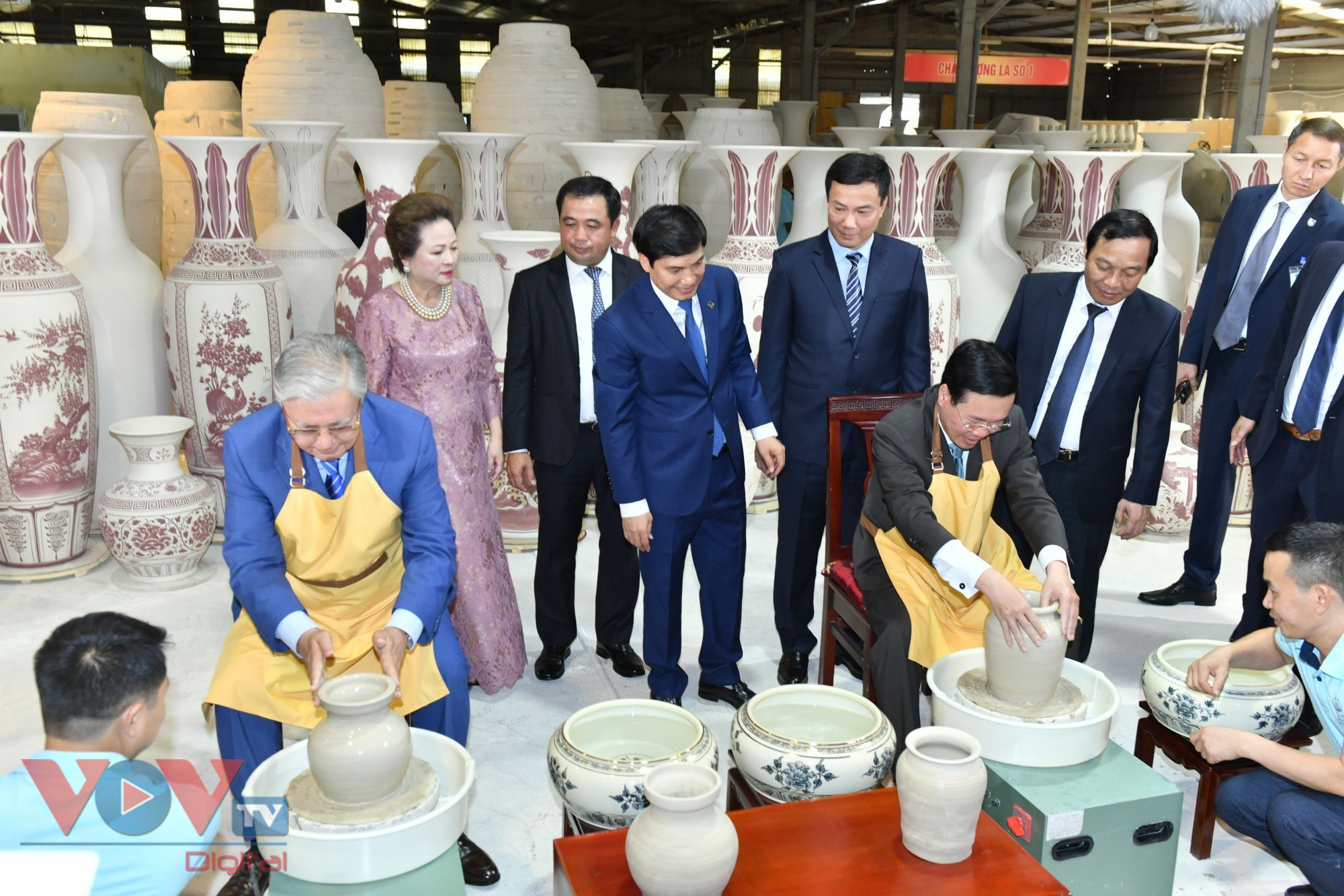 Chủ tịch nước Võ Văn Thưởng và Tổng thống Kazakhstan thăm làng nghề gốm Chu Đậu - Ảnh 3.