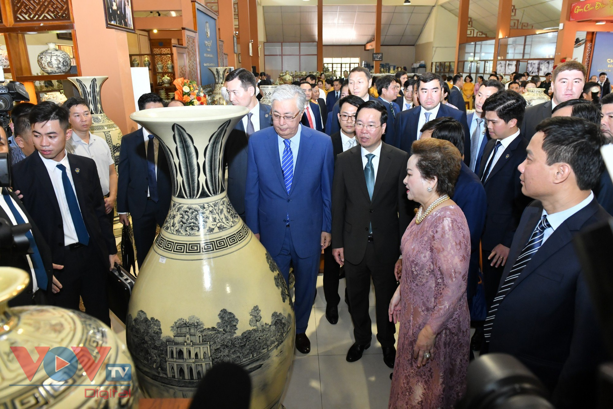 Chủ tịch nước Võ Văn Thưởng và Tổng thống Kazakhstan thăm làng nghề gốm Chu Đậu - Ảnh 4.