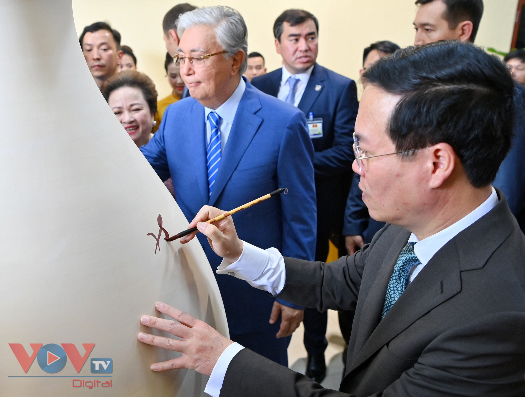 Chủ tịch nước Võ Văn Thưởng và Tổng thống Kazakhstan thăm làng nghề gốm Chu Đậu - Ảnh 5.