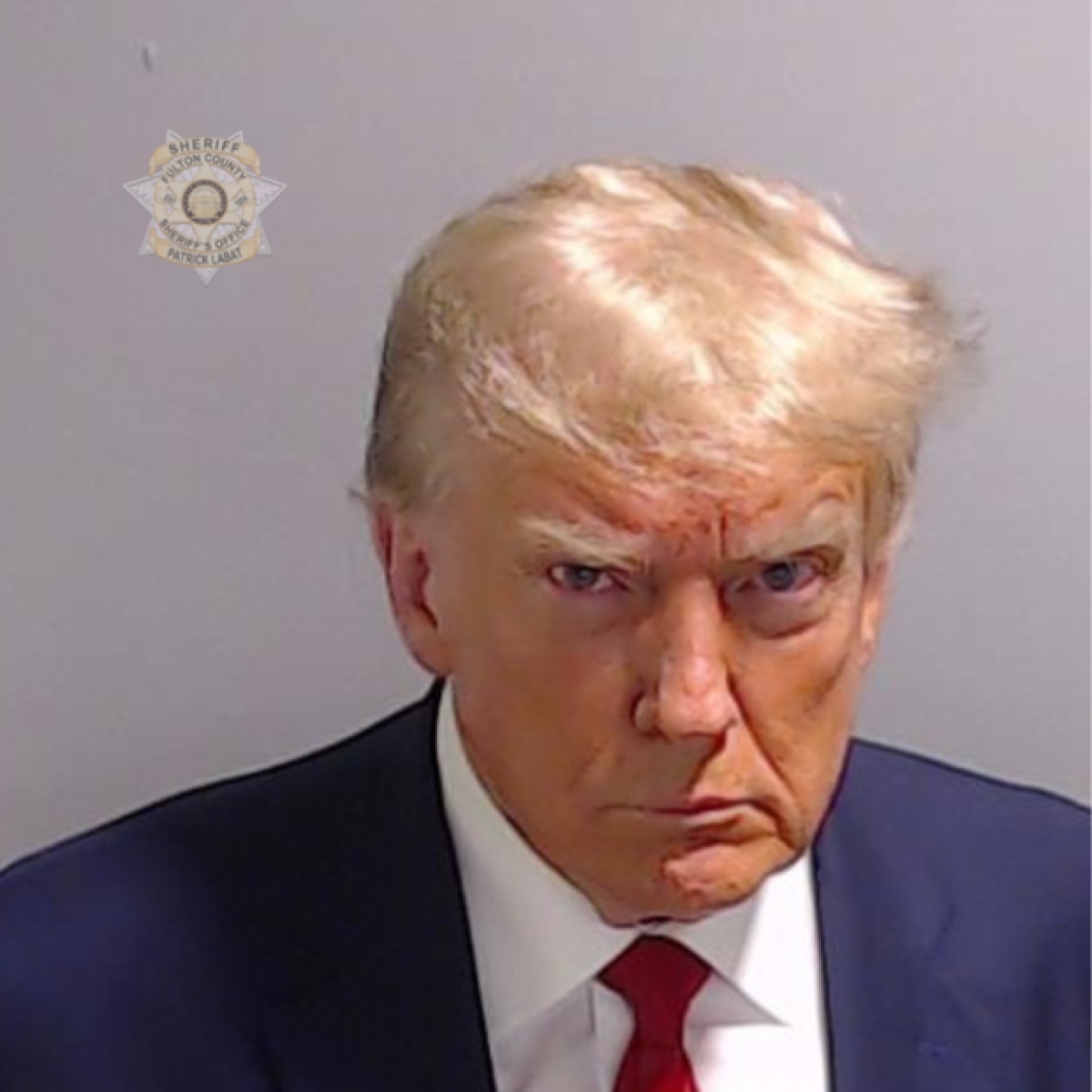 Ông Trump là cựu tổng thống đầu tiên bị chụp ảnh lưu hồ sơ cảnh sát - Ảnh 1.