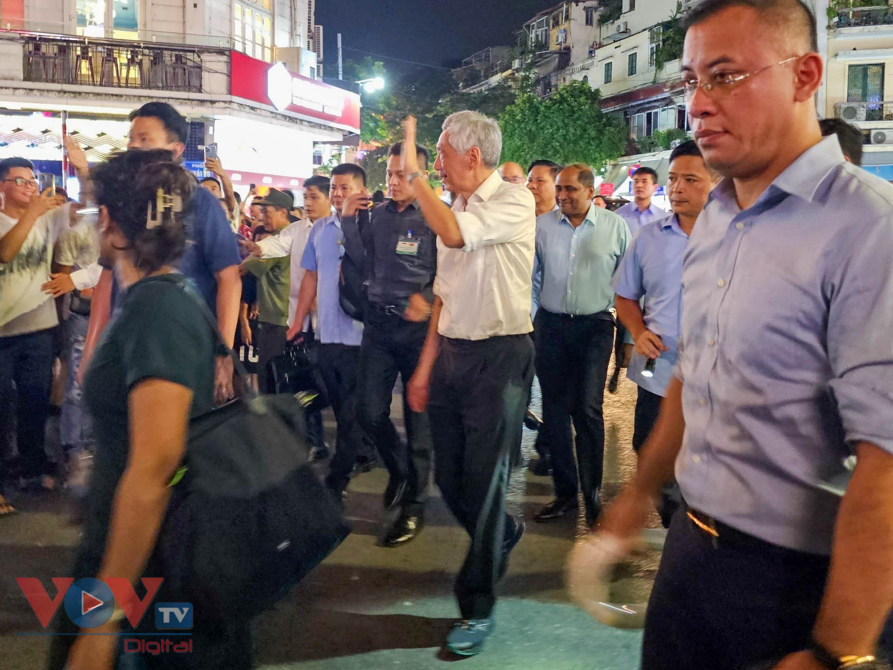 Thủ tướng Singapore Lý Hiển Long dạo phố đi bộ Hồ Gươm, thăm đền Ngọc Sơn - Ảnh 1.