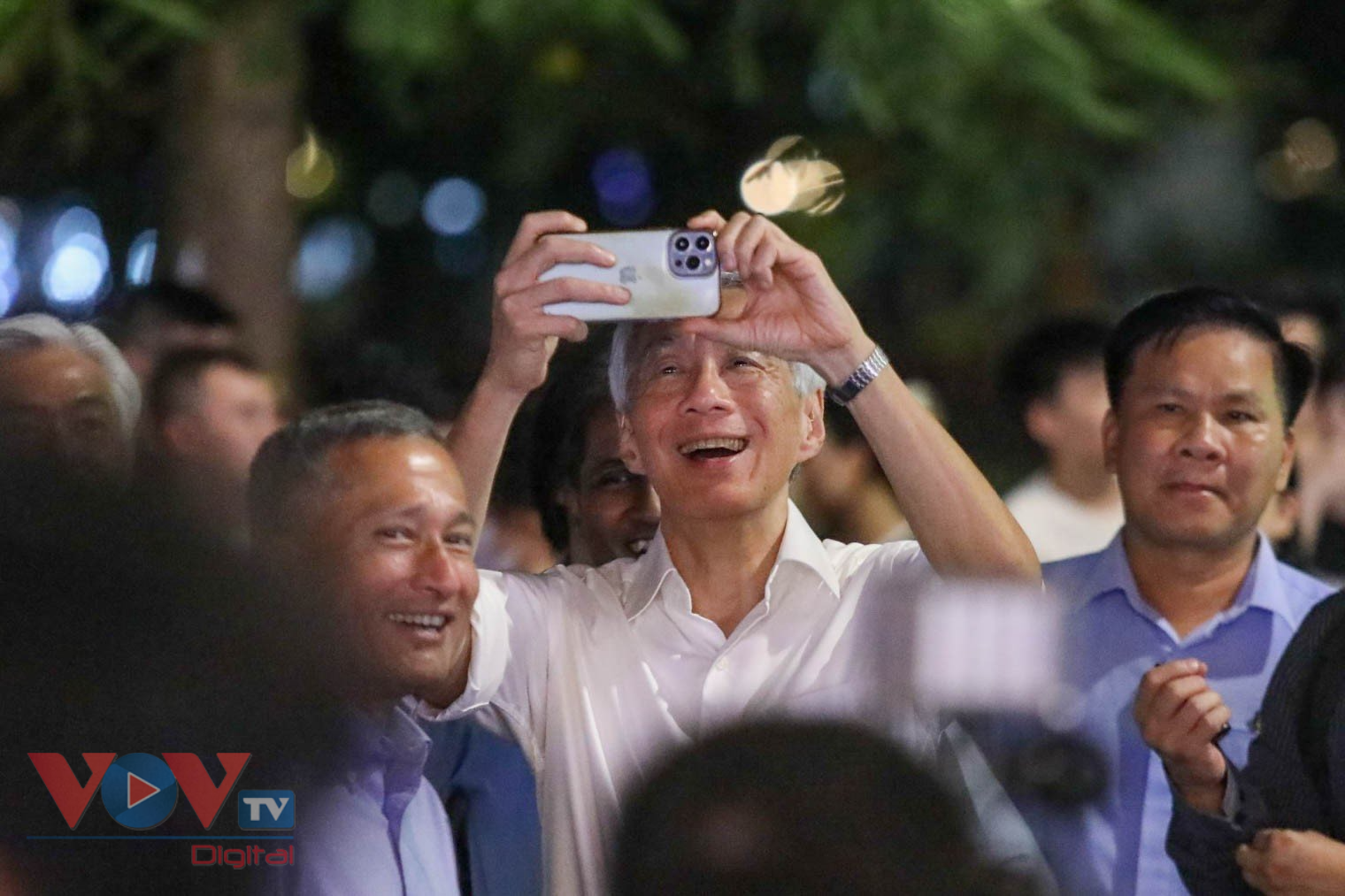 Thủ tướng Singapore Lý Hiển Long dạo phố đi bộ Hồ Gươm, thăm đền Ngọc Sơn - Ảnh 2.
