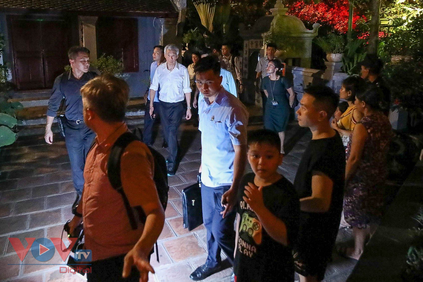 Thủ tướng Singapore Lý Hiển Long dạo phố đi bộ Hồ Gươm, thăm đền Ngọc Sơn - Ảnh 3.
