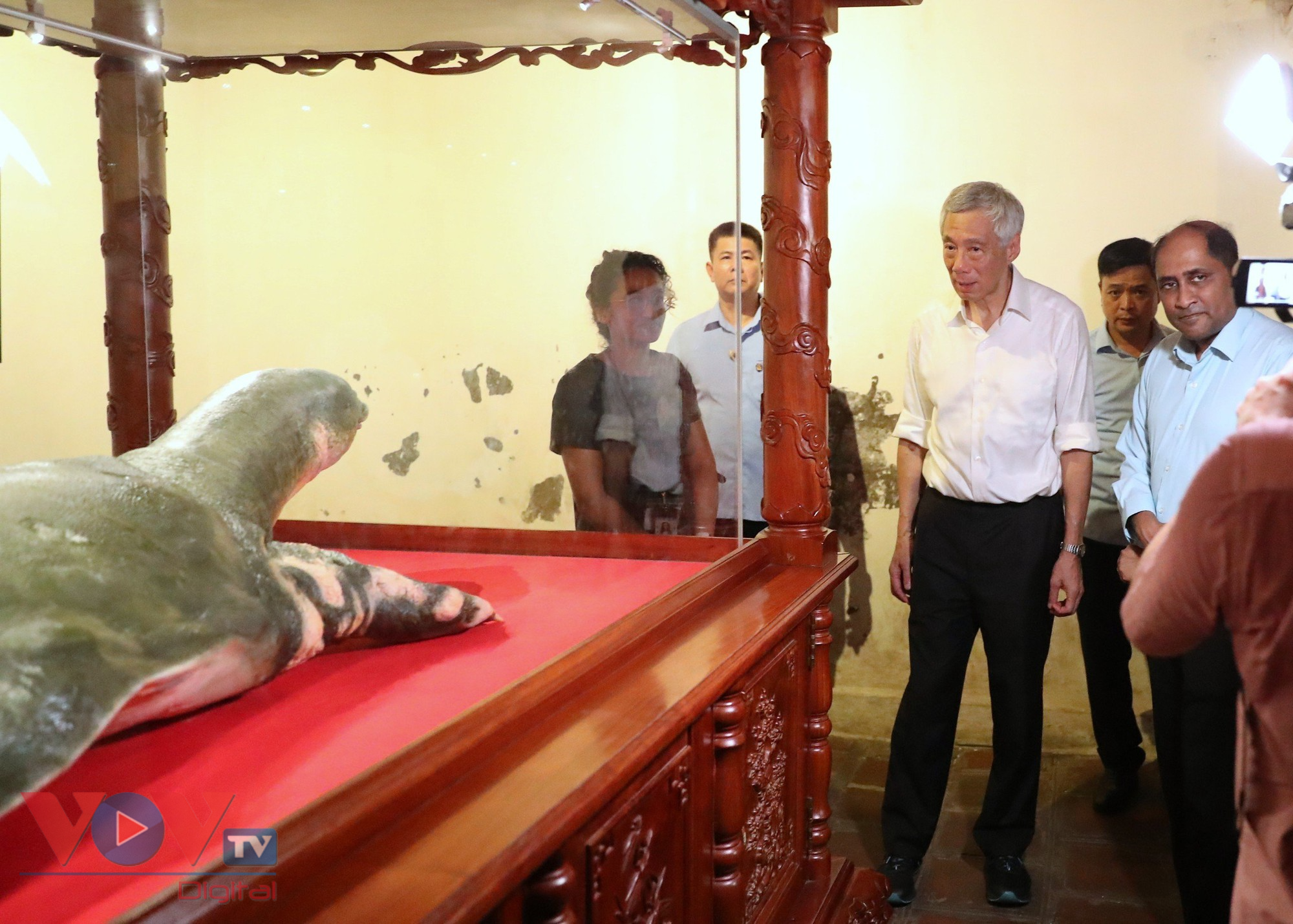 Thủ tướng Singapore Lý Hiển Long dạo phố đi bộ Hồ Gươm, thăm đền Ngọc Sơn - Ảnh 5.