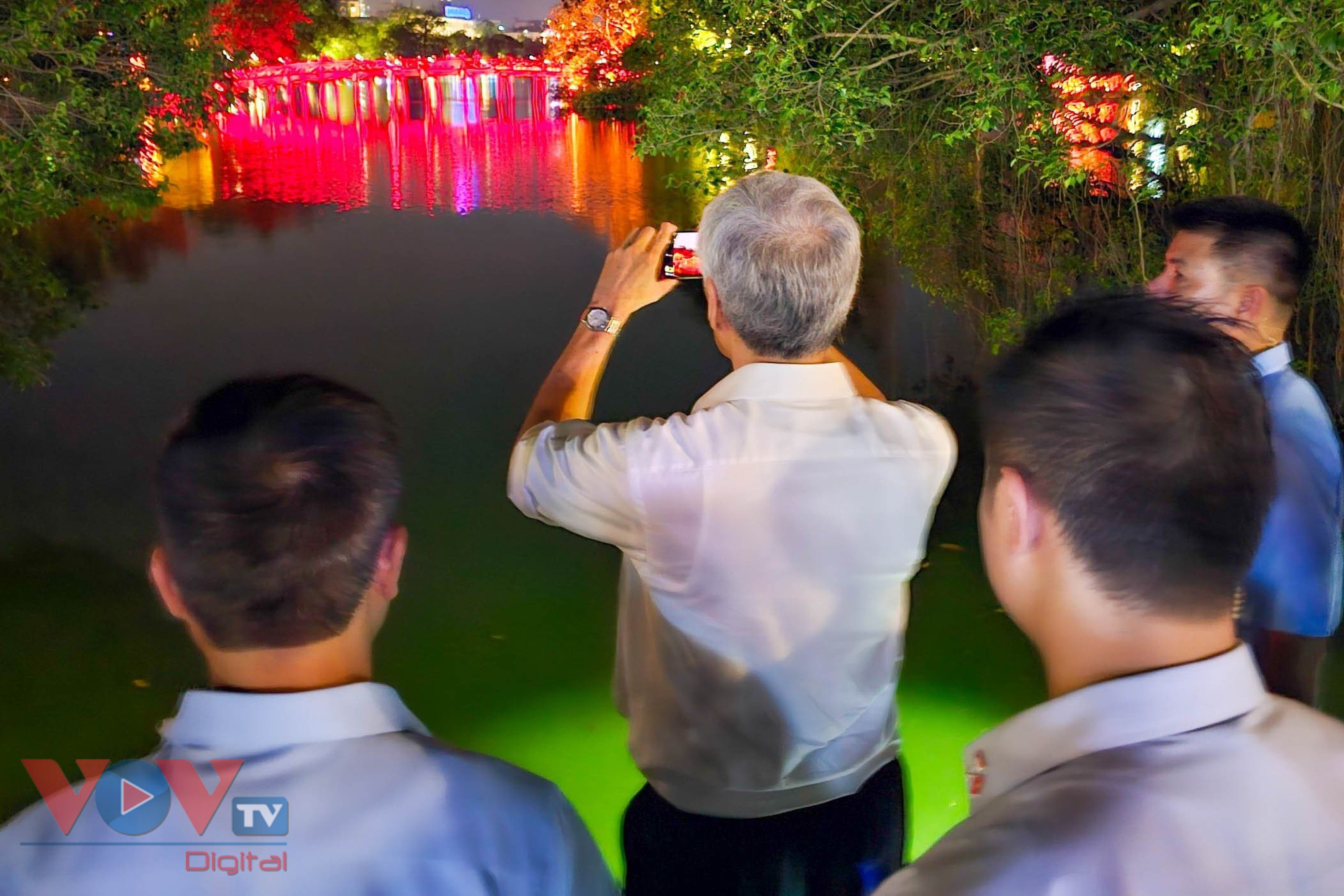 Thủ tướng Singapore Lý Hiển Long dạo phố đi bộ Hồ Gươm, thăm đền Ngọc Sơn - Ảnh 6.