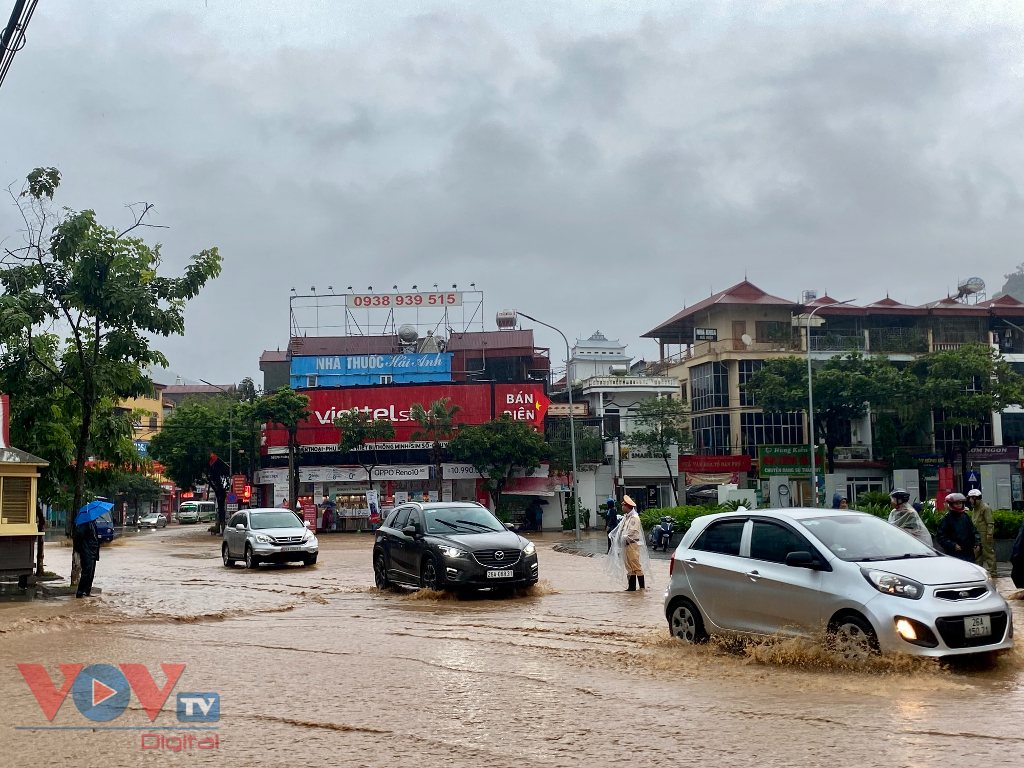 Kịp thời hỗ trợ, điều tiết giao thông tại các tuyến đường ngập lụt ở Sơn La - Ảnh 2.