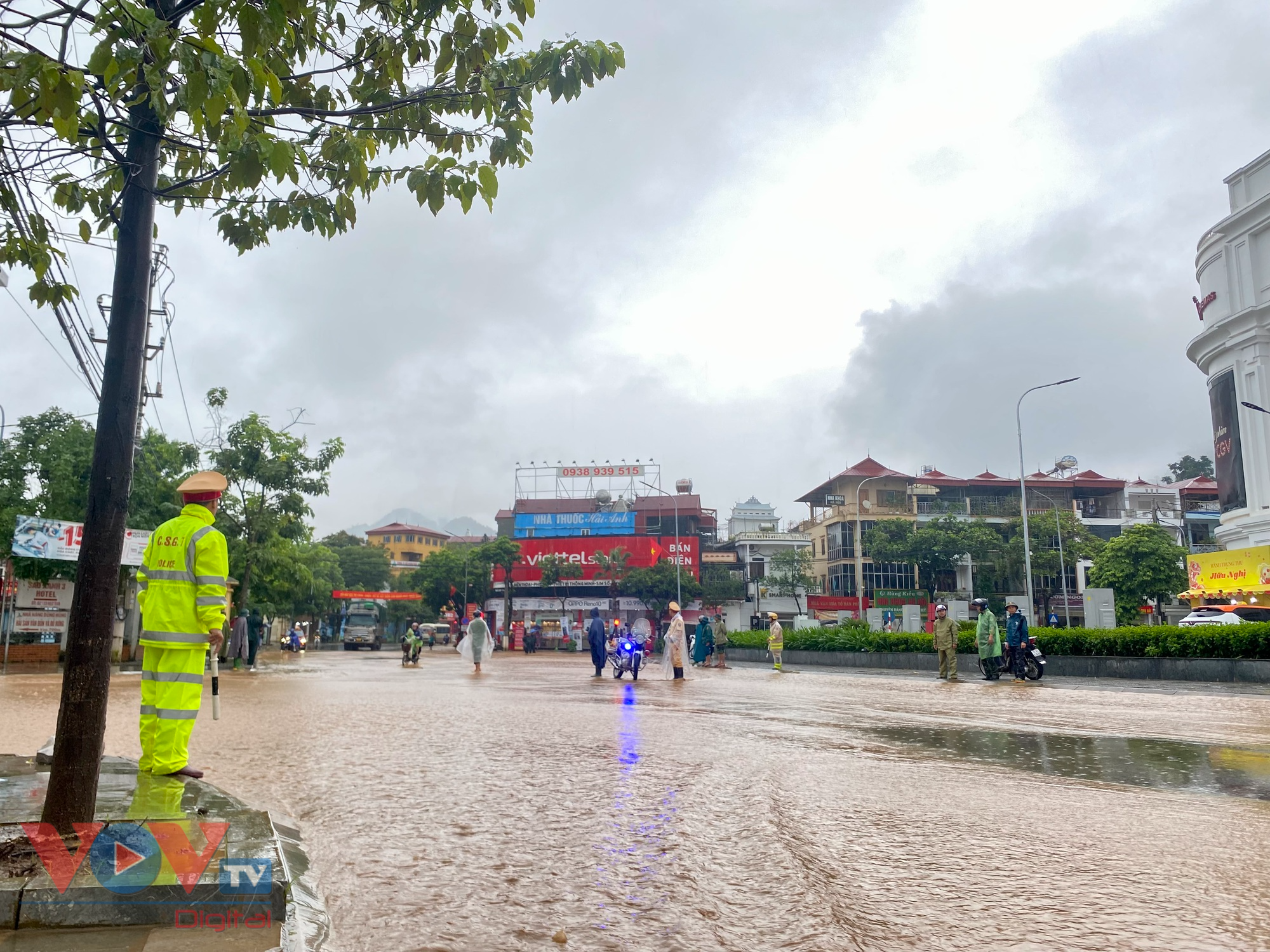 Kịp thời hỗ trợ, điều tiết giao thông tại các tuyến đường ngập lụt ở Sơn La - Ảnh 3.