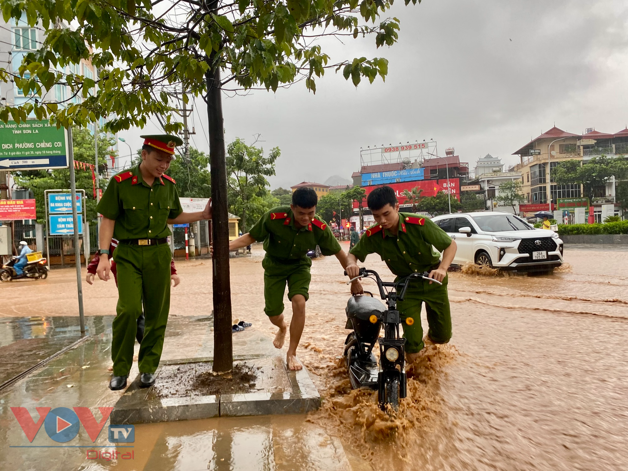 Kịp thời hỗ trợ, điều tiết giao thông tại các tuyến đường ngập lụt ở Sơn La - Ảnh 4.