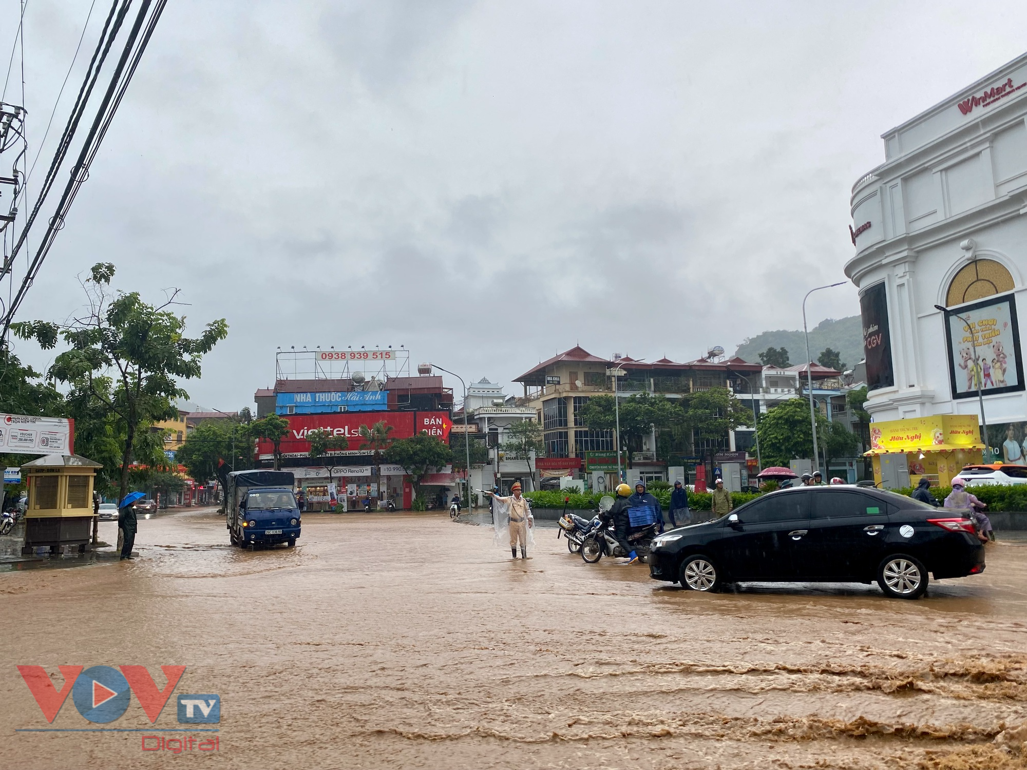 Kịp thời hỗ trợ, điều tiết giao thông tại các tuyến đường ngập lụt ở Sơn La - Ảnh 5.