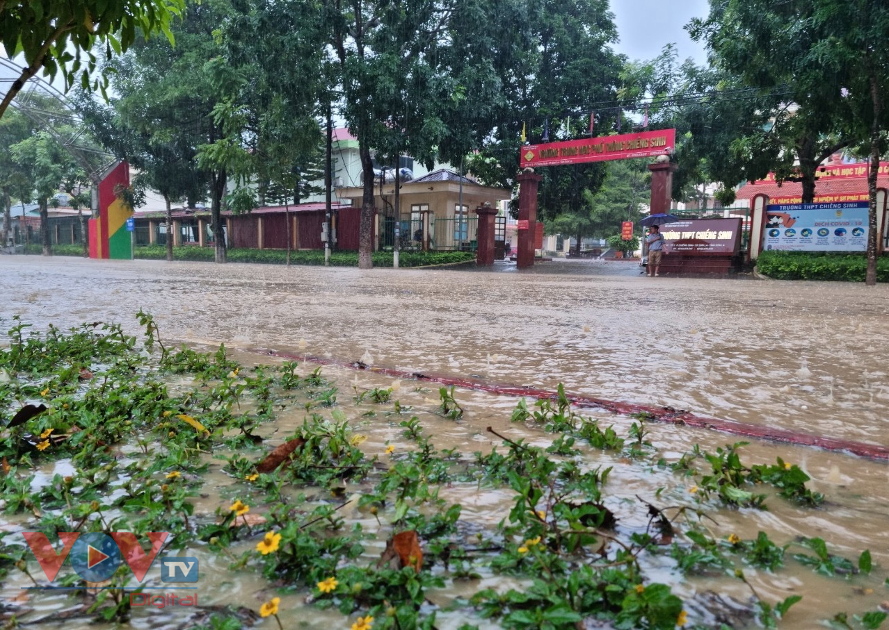 Kịp thời hỗ trợ, điều tiết giao thông tại các tuyến đường ngập lụt ở Sơn La - Ảnh 7.
