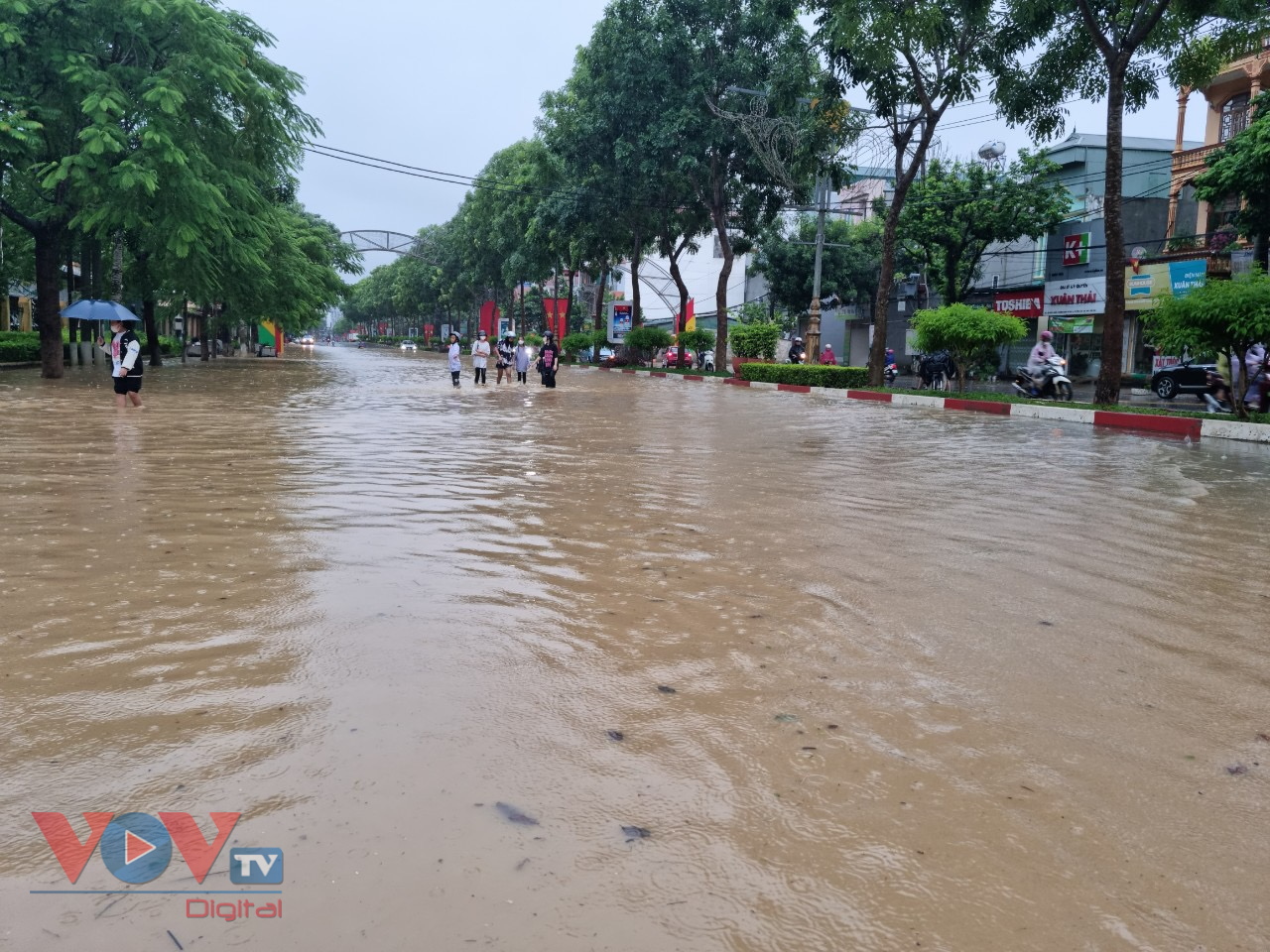 Kịp thời hỗ trợ, điều tiết giao thông tại các tuyến đường ngập lụt ở Sơn La - Ảnh 8.
