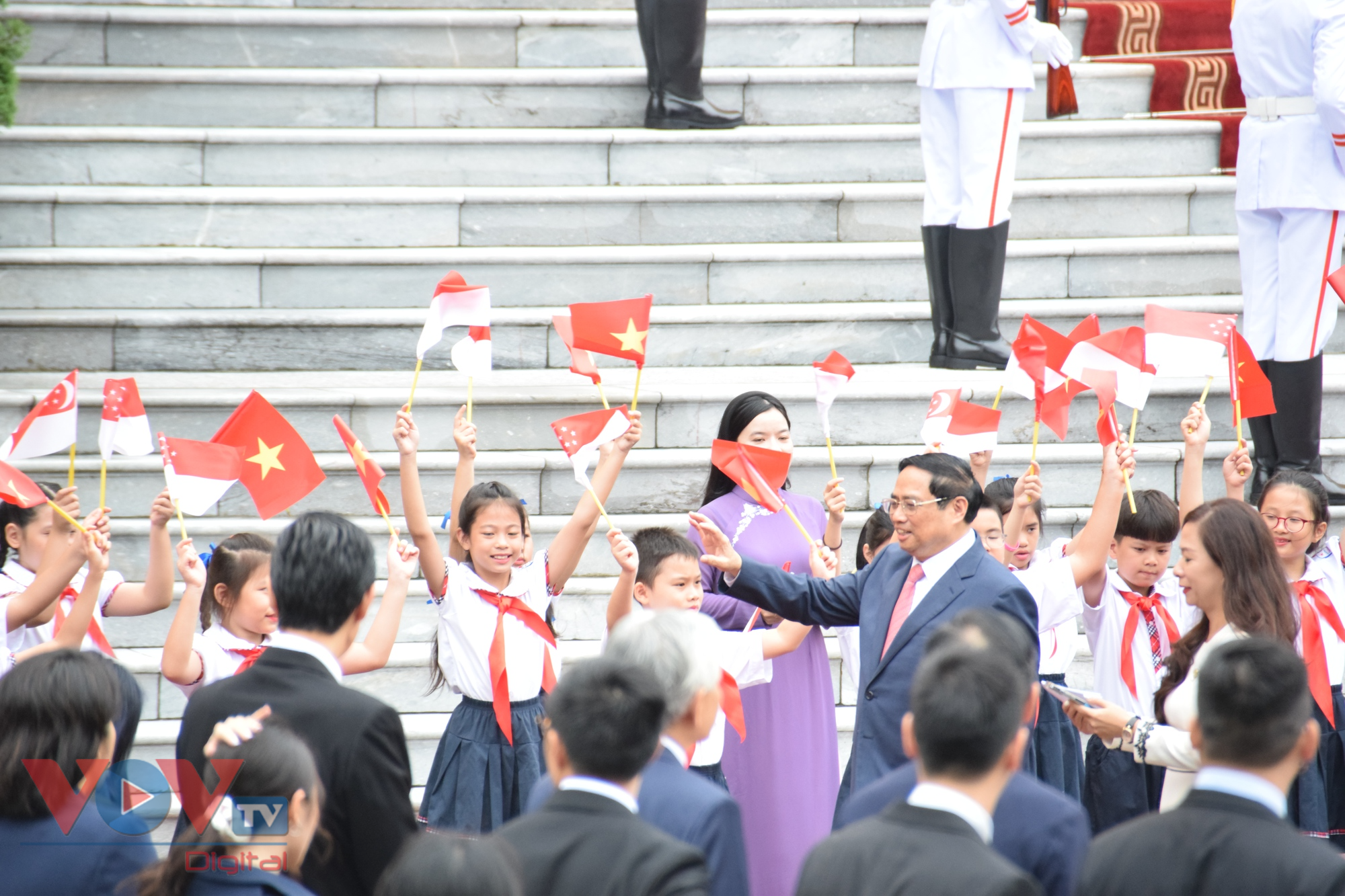 Thủ tướng Phạm Minh Chính chủ trì lễ đón và hội đàm với Thủ tướng Thủ tướng Singapore Lý Hiển Long - Ảnh 1.