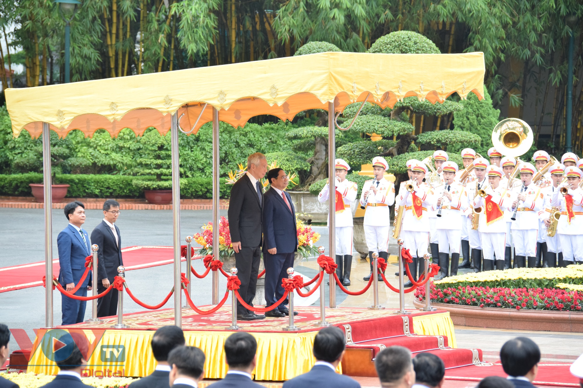 Thủ tướng Phạm Minh Chính chủ trì lễ đón và hội đàm với Thủ tướng Thủ tướng Singapore Lý Hiển Long - Ảnh 2.