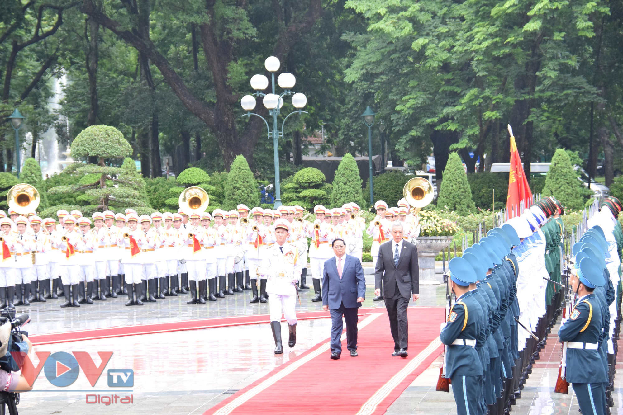 Thủ tướng Phạm Minh Chính chủ trì lễ đón và hội đàm với Thủ tướng Thủ tướng Singapore Lý Hiển Long - Ảnh 5.