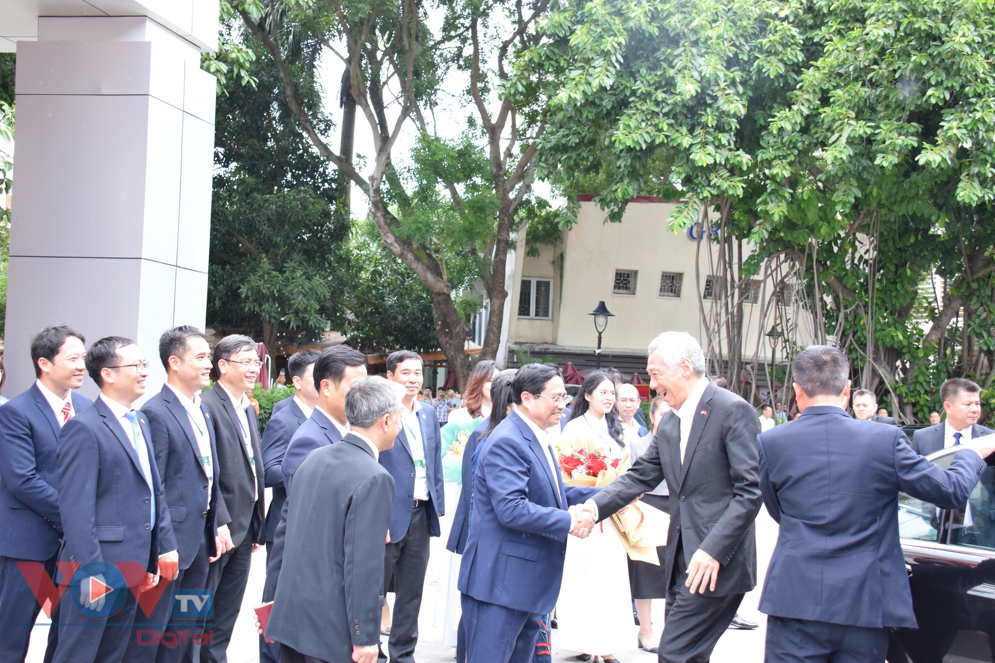Thủ tướng Phạm Minh Chính và Thủ tướng Lý Hiển Long thăm ĐH Quốc gia Hà Nội - Ảnh 1.